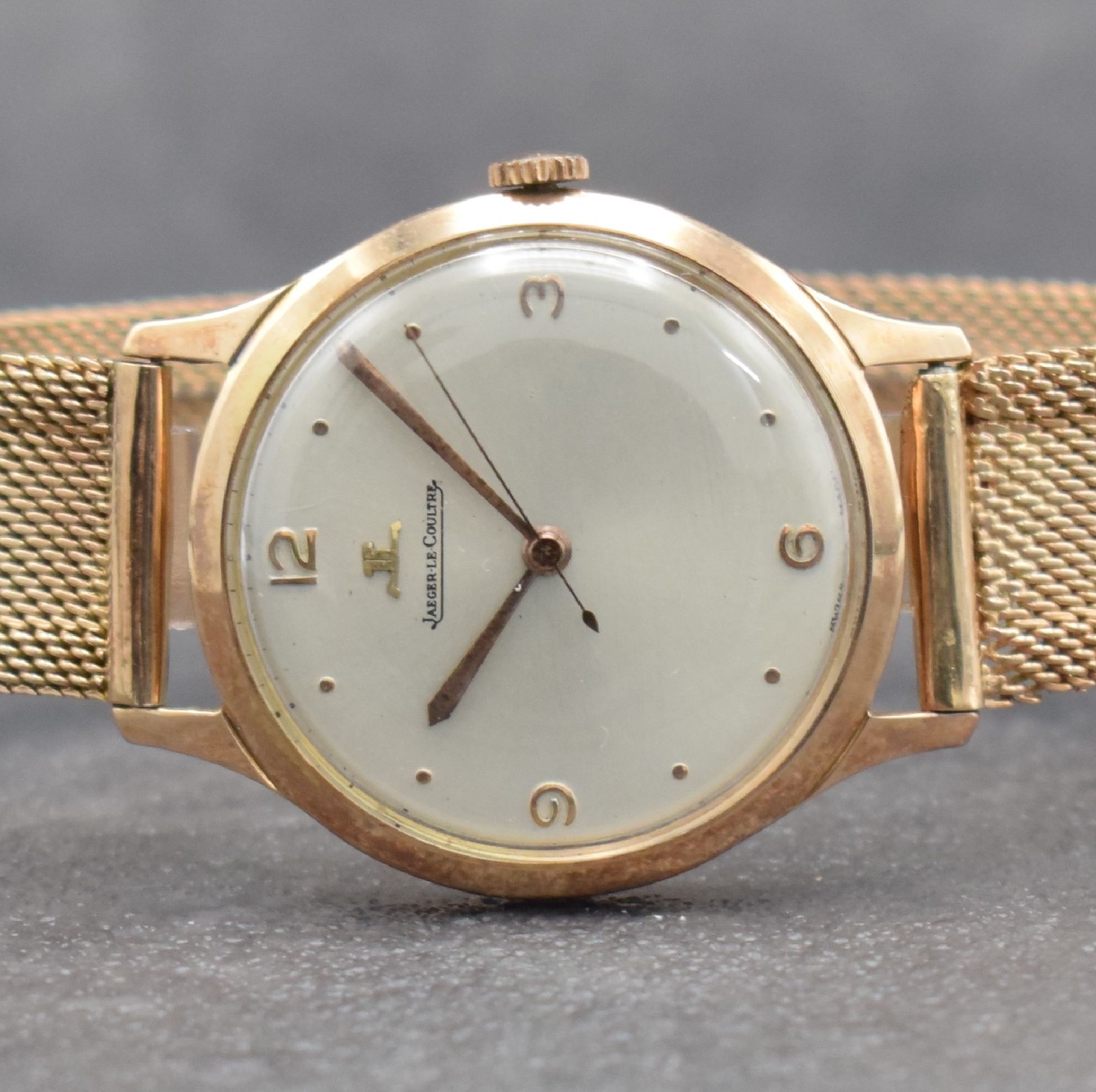 Detail a: Jaeger-LeCoultre Herrenarmbanduhr in RoseG 585/000, Werk Schweiz um 1950, Handaufzug, neutr. RoseG 585/000 Geh. & Band später, silb. Zifferbl. m. ...
