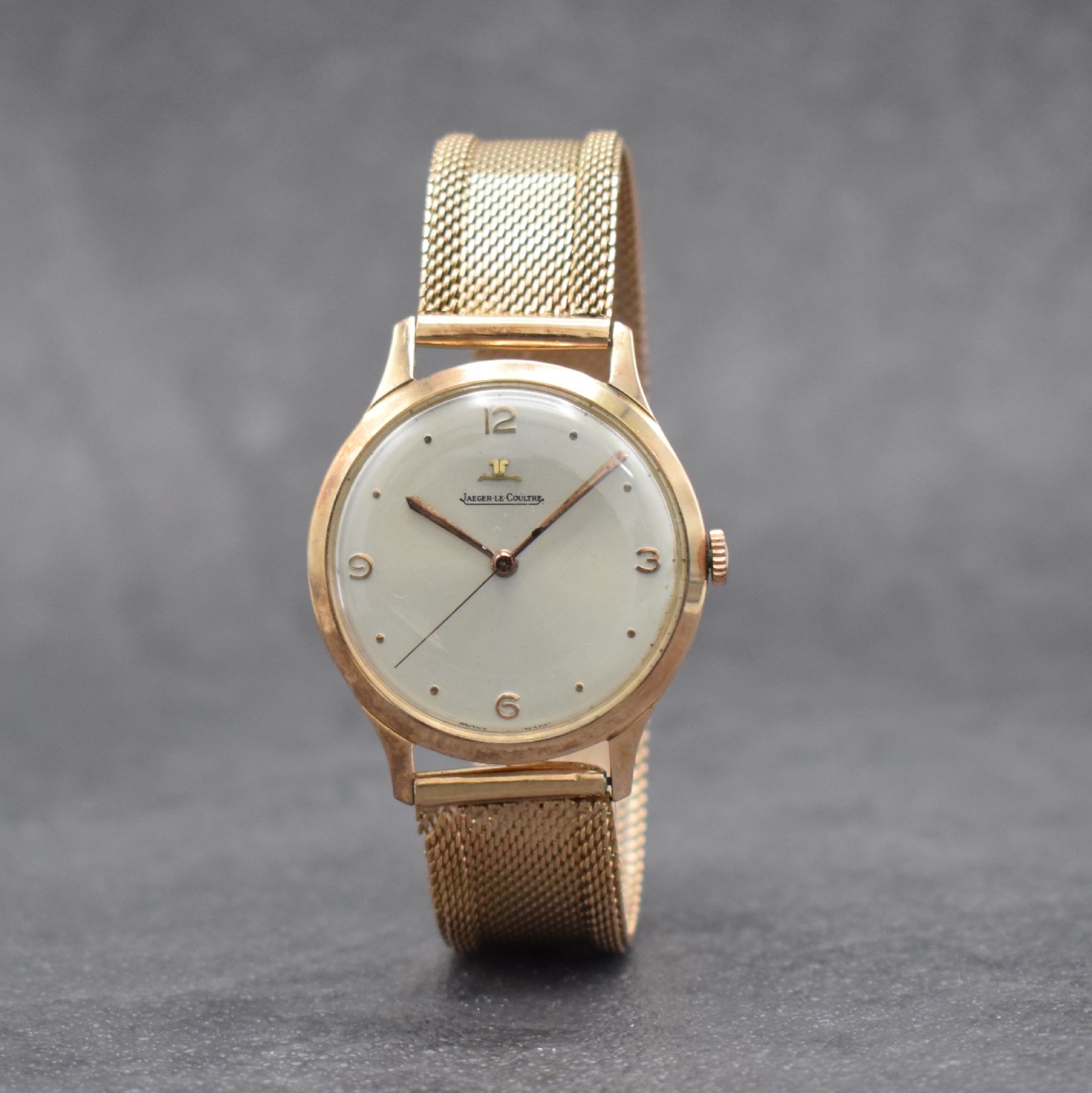 Detail b: Jaeger-LeCoultre Herrenarmbanduhr in RoseG 585/000, Werk Schweiz um 1950, Handaufzug, neutr. RoseG 585/000 Geh. & Band später, silb. Zifferbl. m. ...