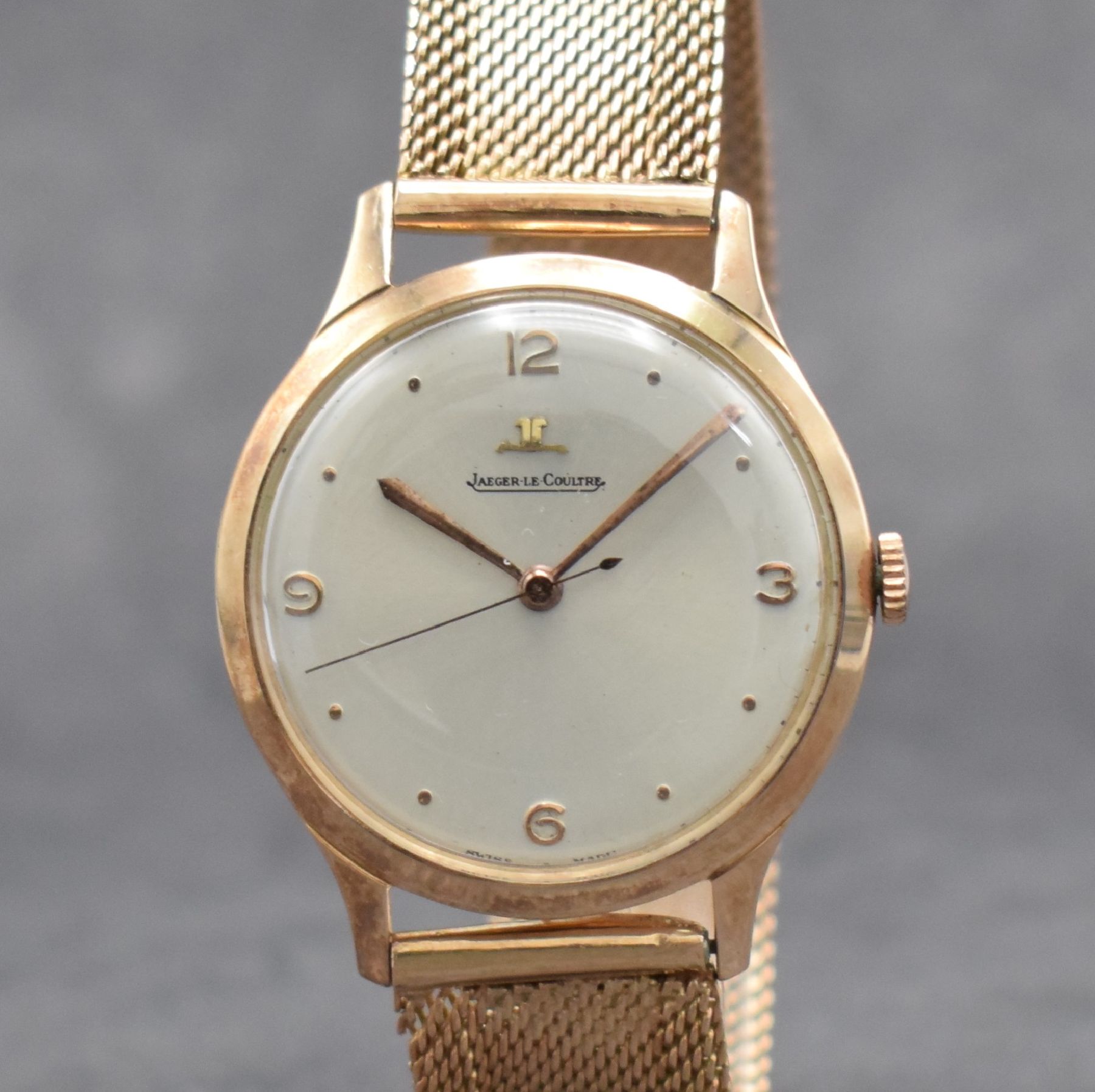 Detail c: Jaeger-LeCoultre Herrenarmbanduhr in RoseG 585/000, Werk Schweiz um 1950, Handaufzug, neutr. RoseG 585/000 Geh. & Band später, silb. Zifferbl. m. ...