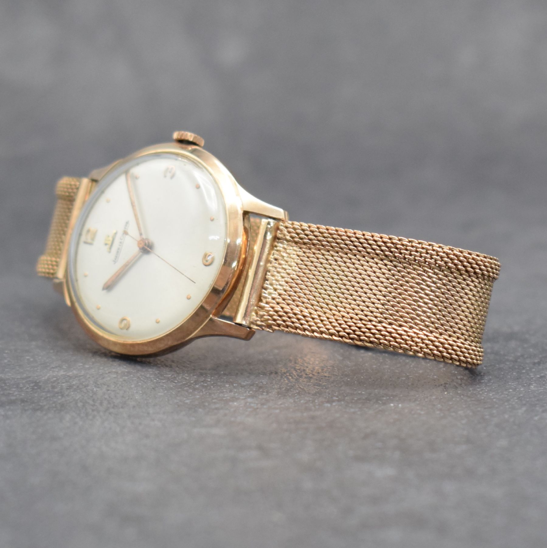 Detail d: Jaeger-LeCoultre Herrenarmbanduhr in RoseG 585/000, Werk Schweiz um 1950, Handaufzug, neutr. RoseG 585/000 Geh. & Band später, silb. Zifferbl. m. ...