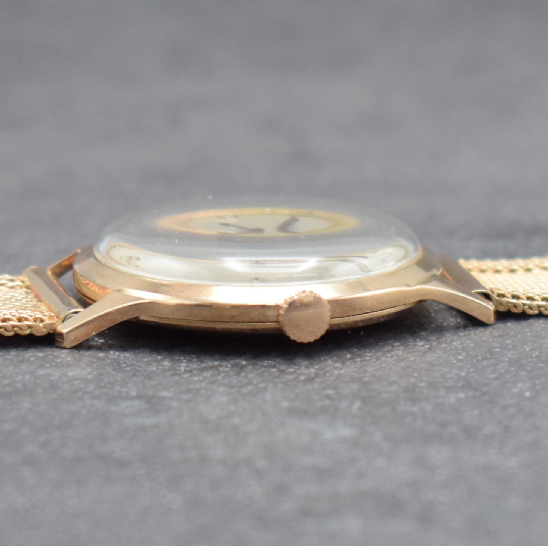 Detail g: Jaeger-LeCoultre Herrenarmbanduhr in RoseG 585/000, Werk Schweiz um 1950, Handaufzug, neutr. RoseG 585/000 Geh. & Band später, silb. Zifferbl. m. ...
