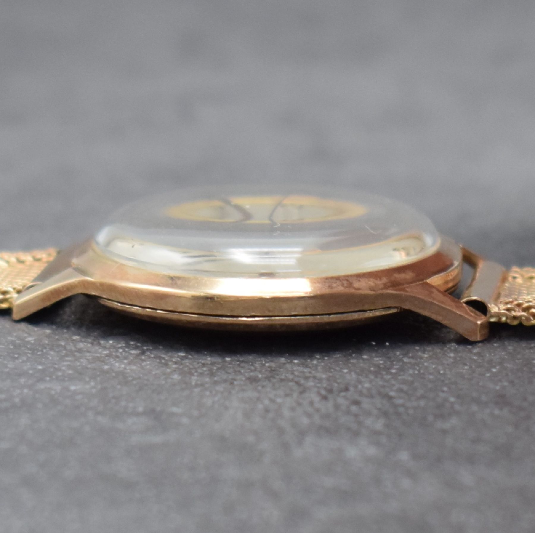 Detail h: Jaeger-LeCoultre Herrenarmbanduhr in RoseG 585/000, Werk Schweiz um 1950, Handaufzug, neutr. RoseG 585/000 Geh. & Band später, silb. Zifferbl. m. ...