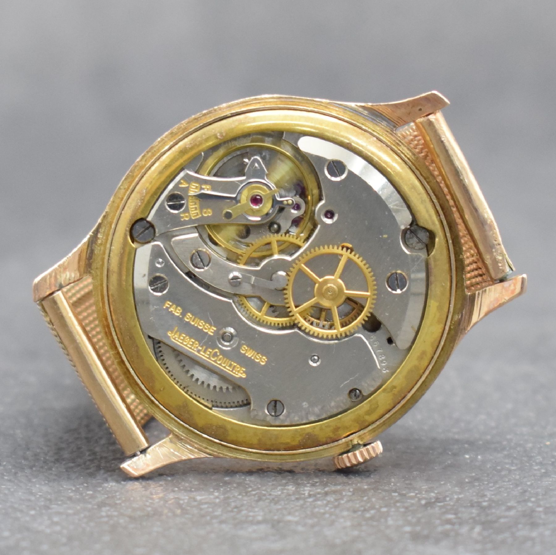 Detail j: Jaeger-LeCoultre Herrenarmbanduhr in RoseG 585/000, Werk Schweiz um 1950, Handaufzug, neutr. RoseG 585/000 Geh. & Band später, silb. Zifferbl. m. ...