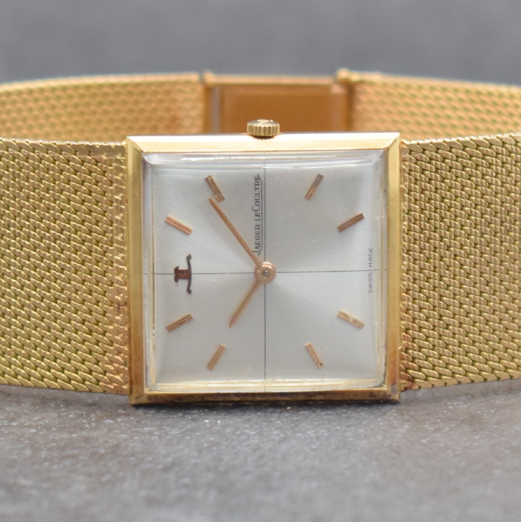 Detail a: Jaeger-LeCoultre Armbanduhr in RoseG 750/000, Schweiz um 1960, Handaufzug, Ref. 1900, 2-teil. Geh., Boden aufgedr., silb. Zifferbl. m. aufges. ...