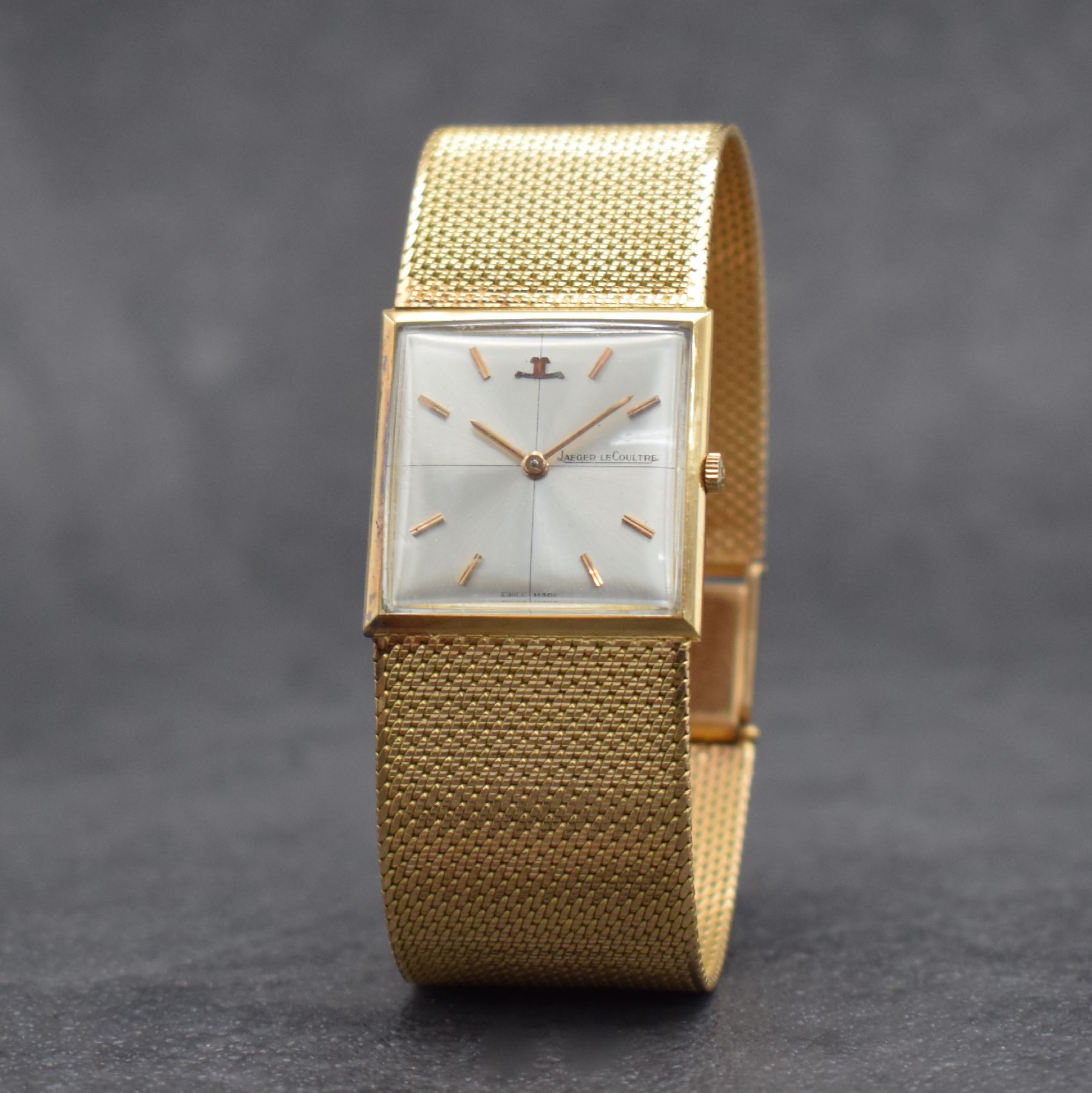 Detail b: Jaeger-LeCoultre Armbanduhr in RoseG 750/000, Schweiz um 1960, Handaufzug, Ref. 1900, 2-teil. Geh., Boden aufgedr., silb. Zifferbl. m. aufges. ...
