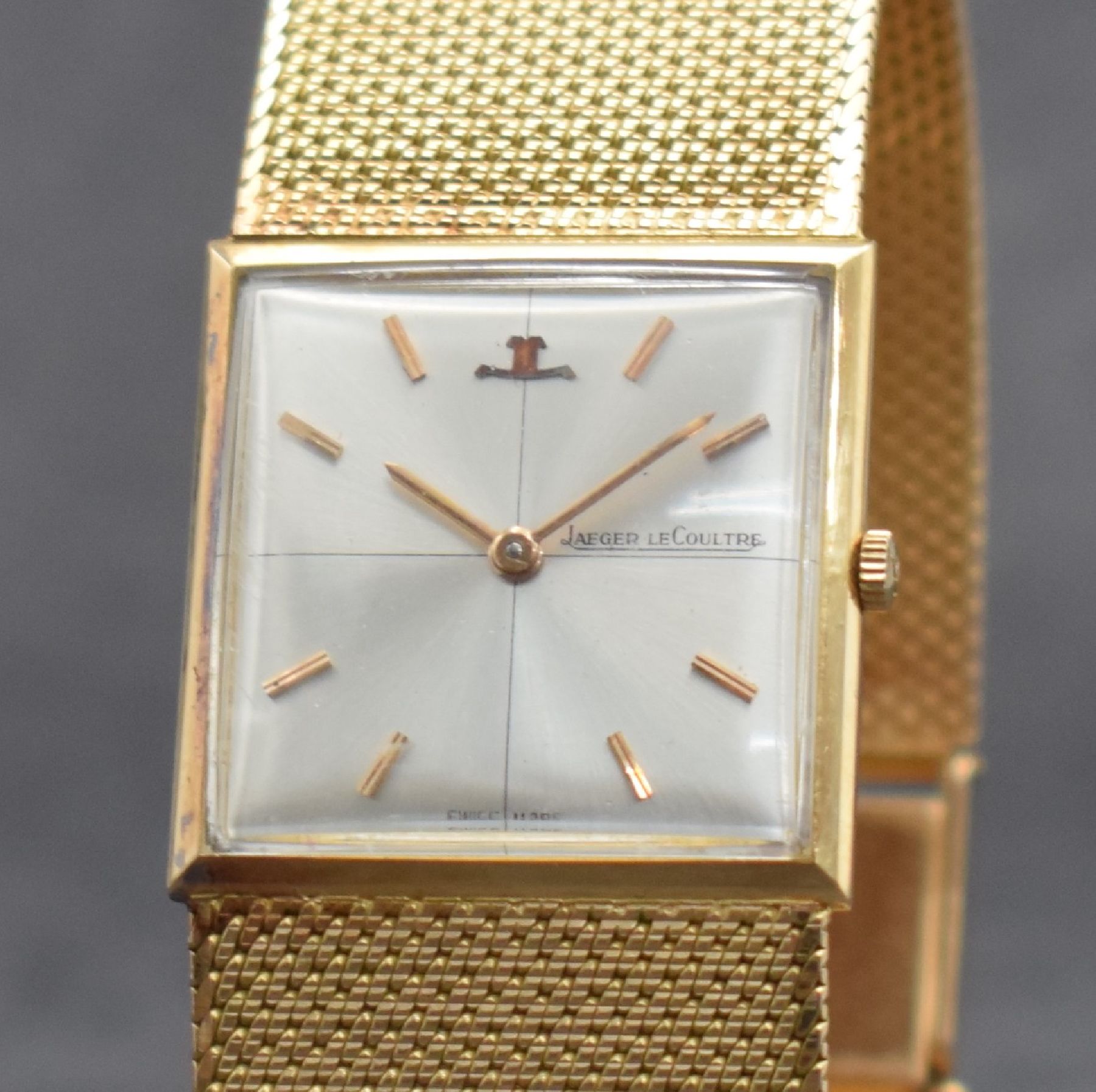 Detail c: Jaeger-LeCoultre Armbanduhr in RoseG 750/000, Schweiz um 1960, Handaufzug, Ref. 1900, 2-teil. Geh., Boden aufgedr., silb. Zifferbl. m. aufges. ...