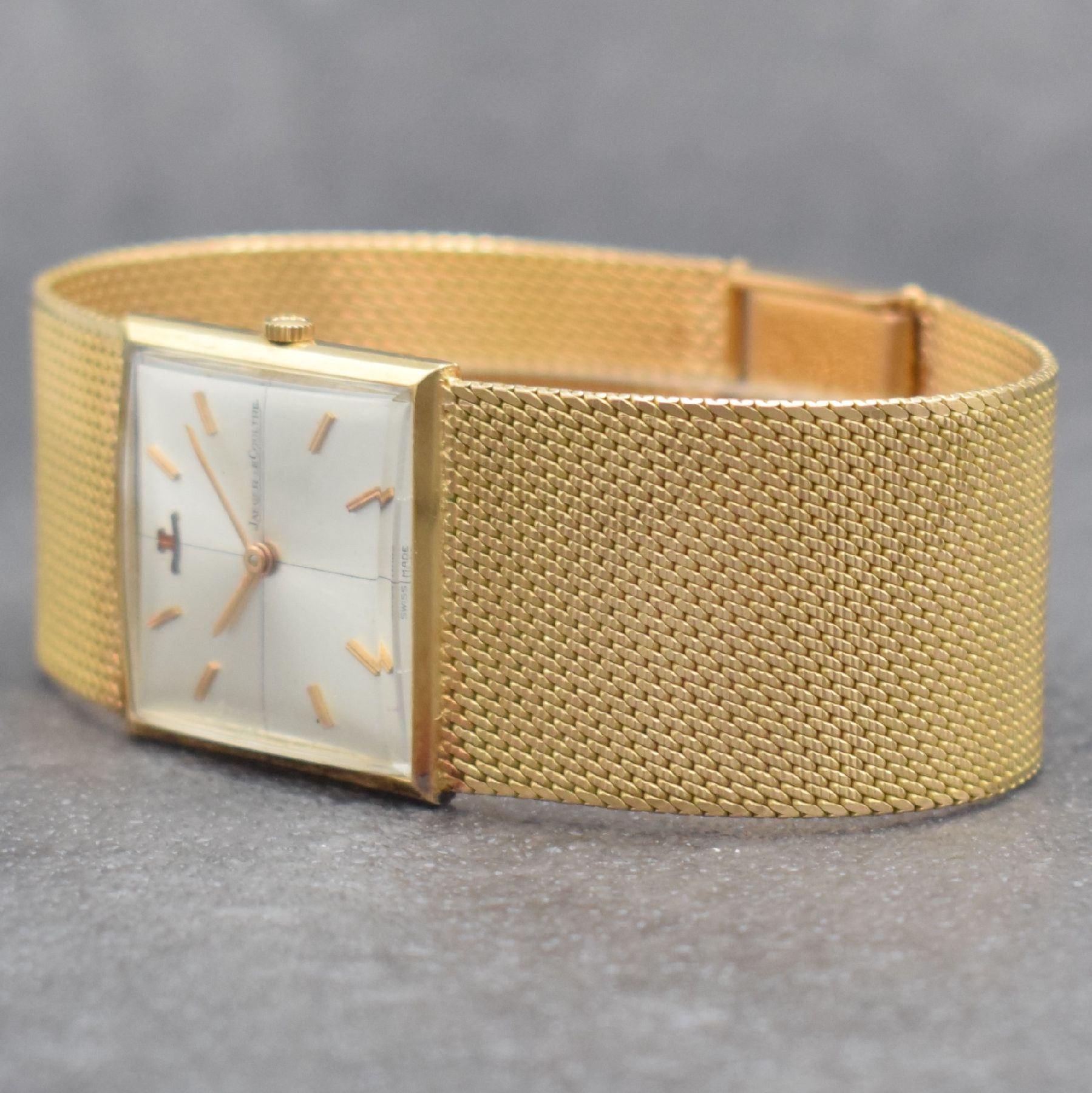 Detail d: Jaeger-LeCoultre Armbanduhr in RoseG 750/000, Schweiz um 1960, Handaufzug, Ref. 1900, 2-teil. Geh., Boden aufgedr., silb. Zifferbl. m. aufges. ...