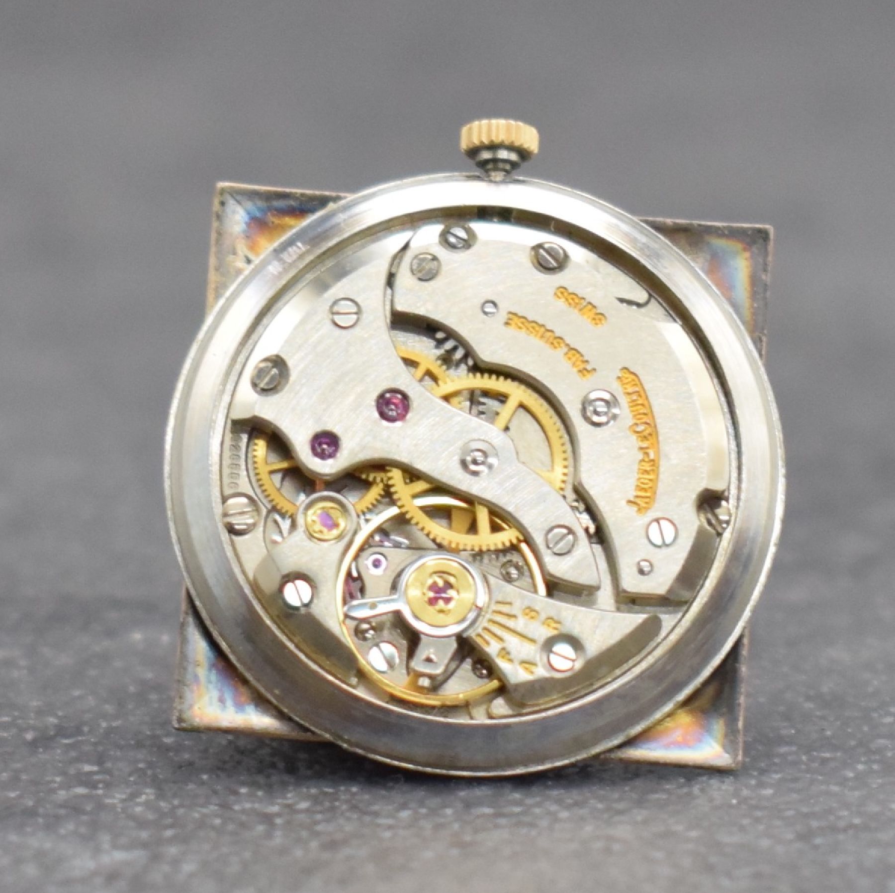Detail h: Jaeger-LeCoultre Armbanduhr in RoseG 750/000, Schweiz um 1960, Handaufzug, Ref. 1900, 2-teil. Geh., Boden aufgedr., silb. Zifferbl. m. aufges. ...