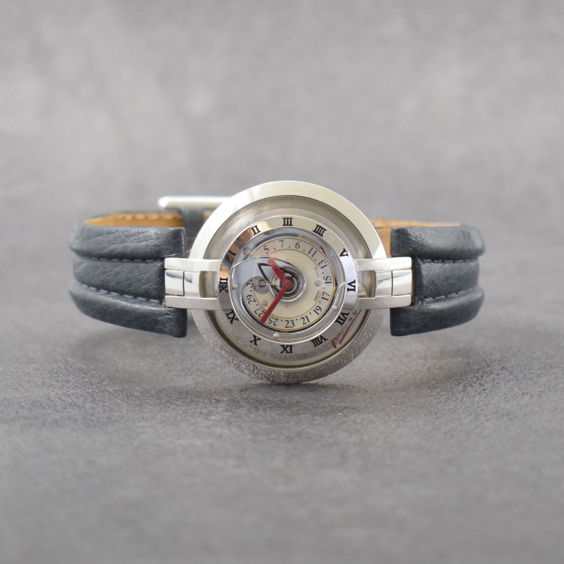 Detail d: JEAN d´EVE 2 seltene Armbanduhren Modell Samara, Schweiz um 1990, quarz mit Automatik-Generator-Prinzip, Stahlgeh. teils verg. m. 1x orig. Lederband ...