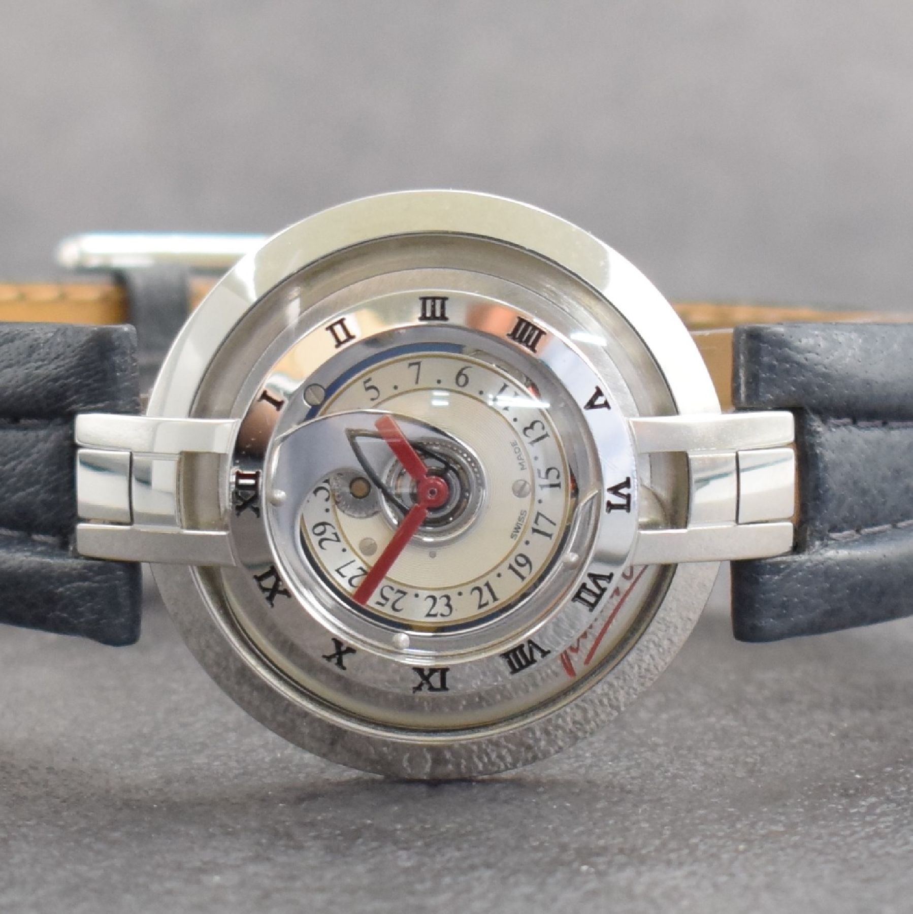 Detail e: JEAN d´EVE 2 seltene Armbanduhren Modell Samara, Schweiz um 1990, quarz mit Automatik-Generator-Prinzip, Stahlgeh. teils verg. m. 1x orig. Lederband ...