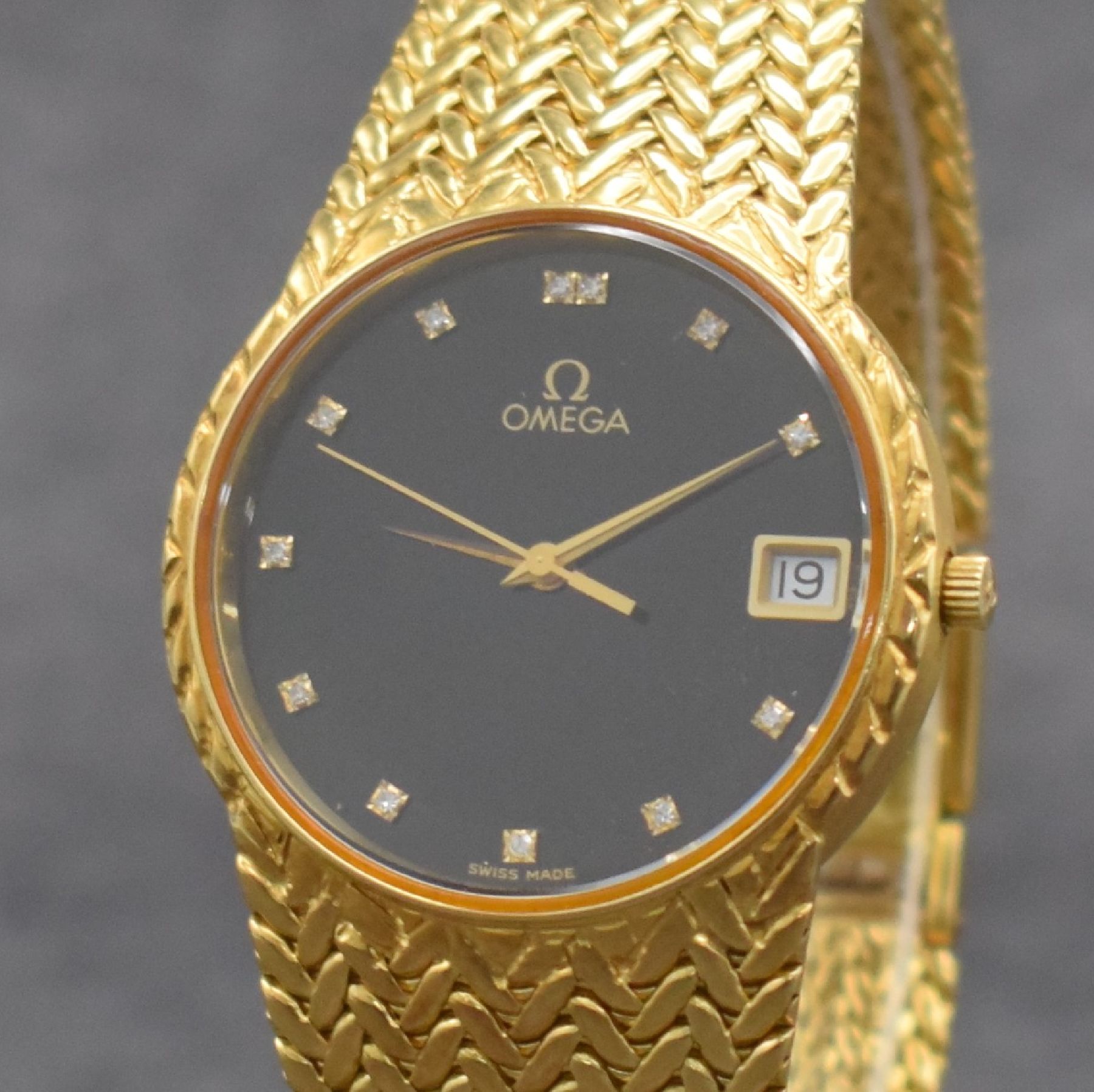 Detail a: OMEGA Herrenarmbanduhr in GG 750/000 Referenz 196 7353, Schweiz um 1980, quarz, Boden aufgedr., schwarzes Zifferbl. m. aufgel. Diamant-Indizes, Anz. ...