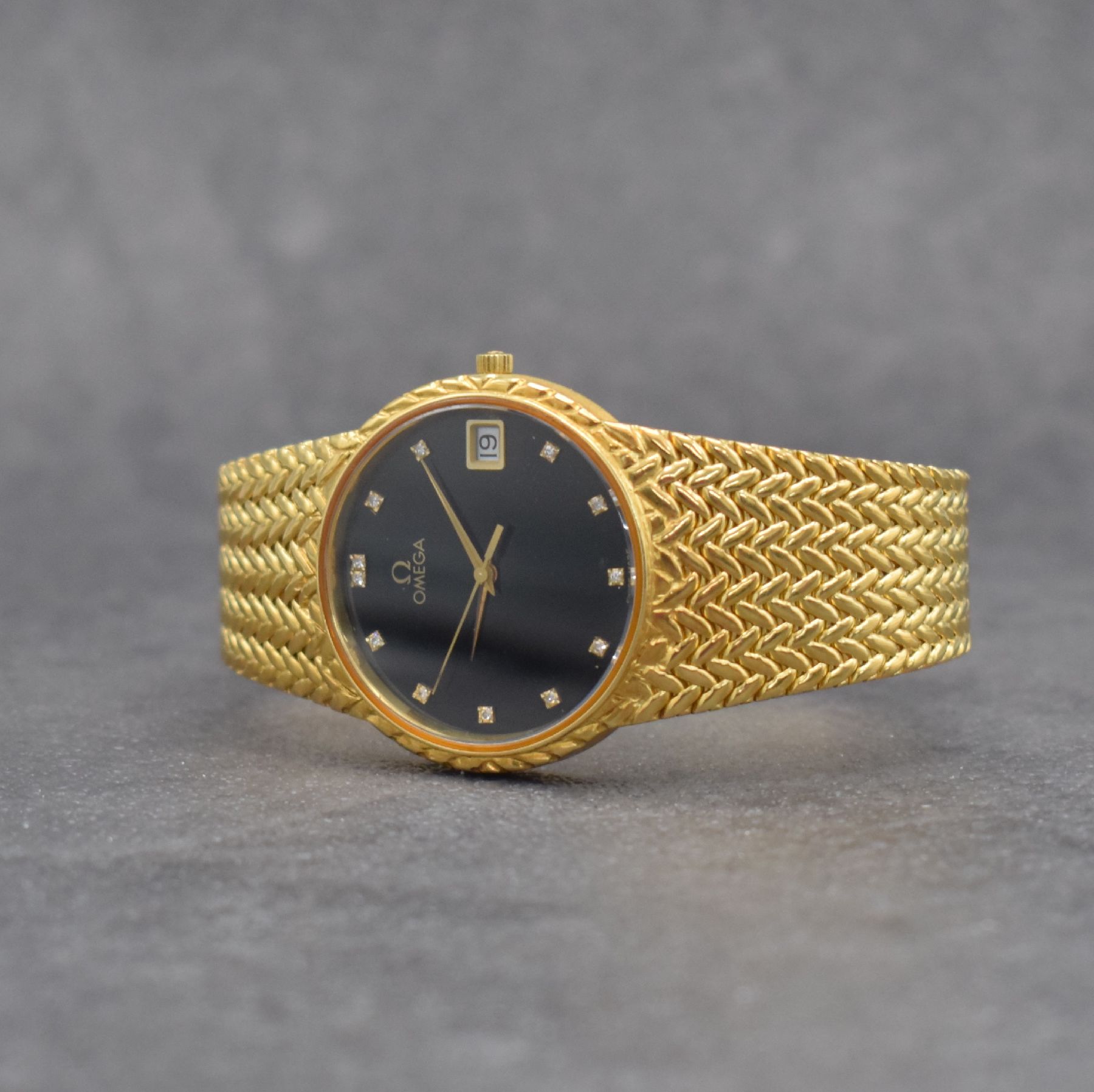 Detail b: OMEGA Herrenarmbanduhr in GG 750/000 Referenz 196 7353, Schweiz um 1980, quarz, Boden aufgedr., schwarzes Zifferbl. m. aufgel. Diamant-Indizes, Anz. ...