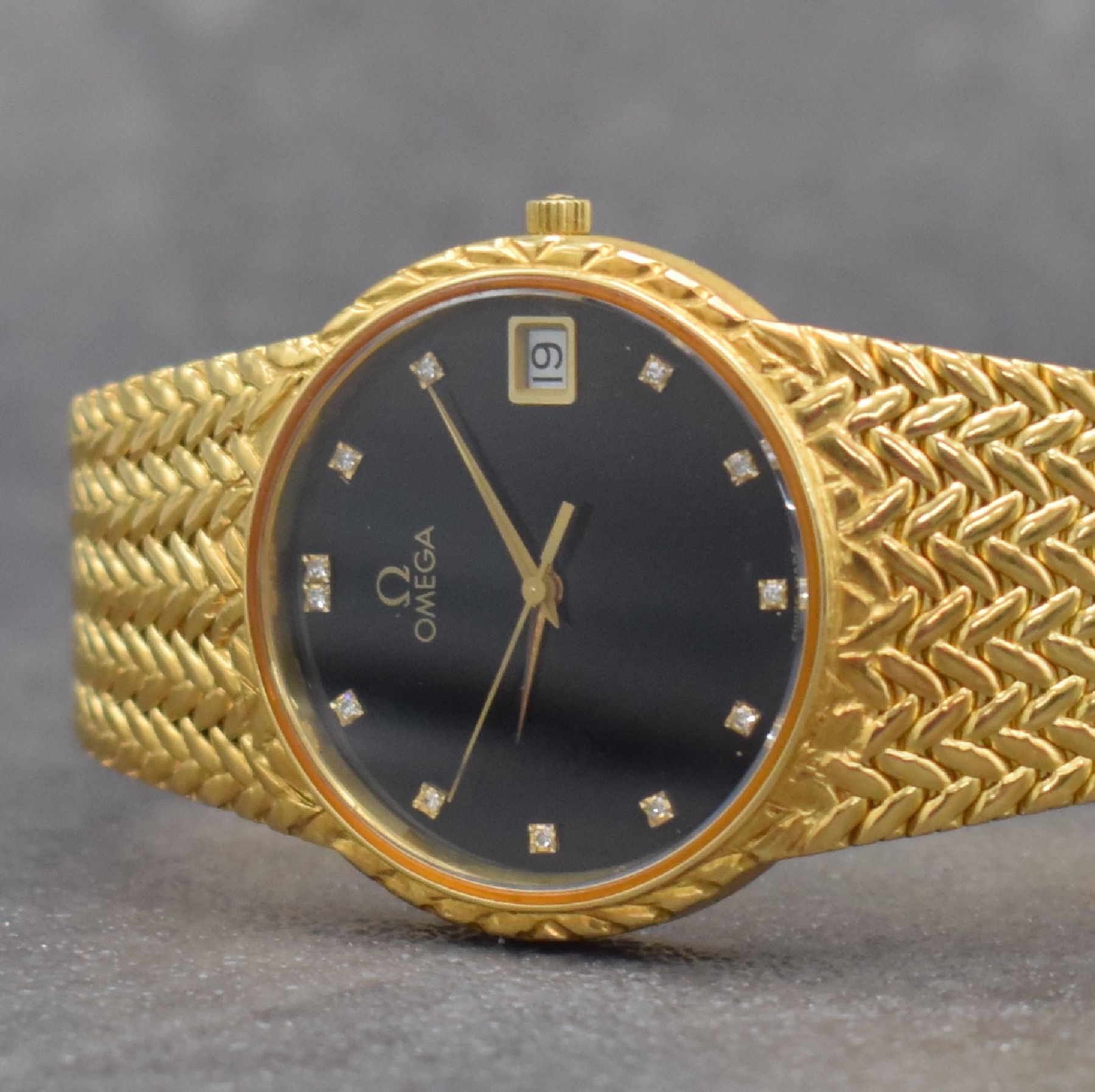 Detail c: OMEGA Herrenarmbanduhr in GG 750/000 Referenz 196 7353, Schweiz um 1980, quarz, Boden aufgedr., schwarzes Zifferbl. m. aufgel. Diamant-Indizes, Anz. ...