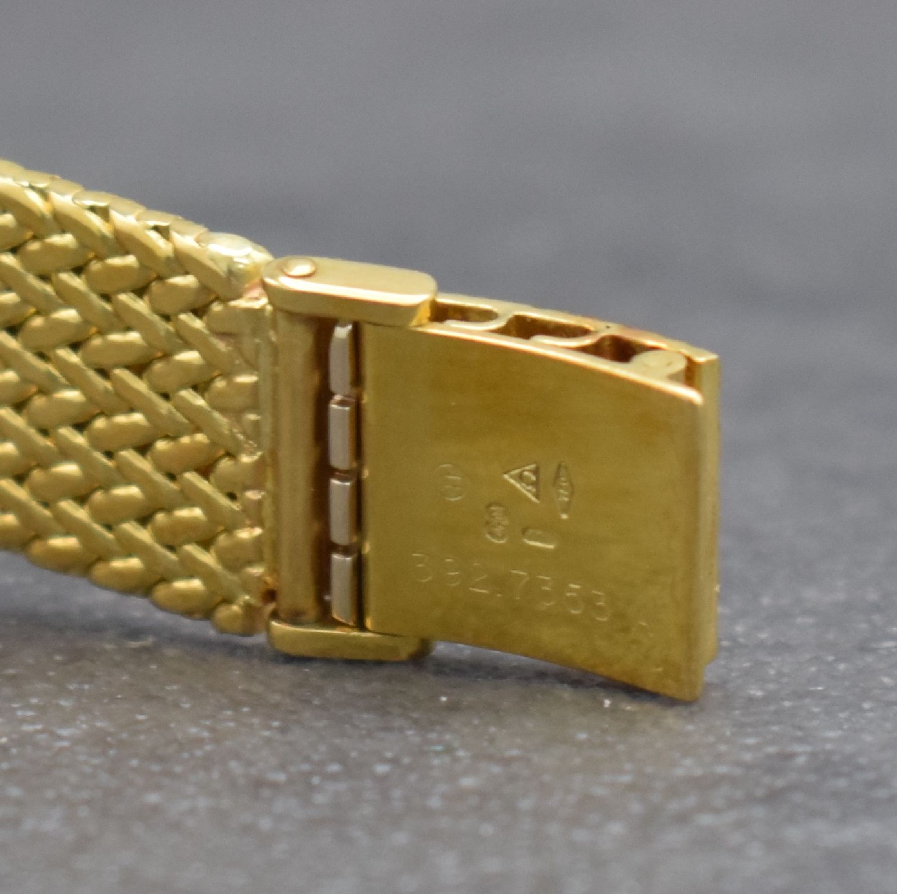 Detail e: OMEGA Herrenarmbanduhr in GG 750/000 Referenz 196 7353, Schweiz um 1980, quarz, Boden aufgedr., schwarzes Zifferbl. m. aufgel. Diamant-Indizes, Anz. ...