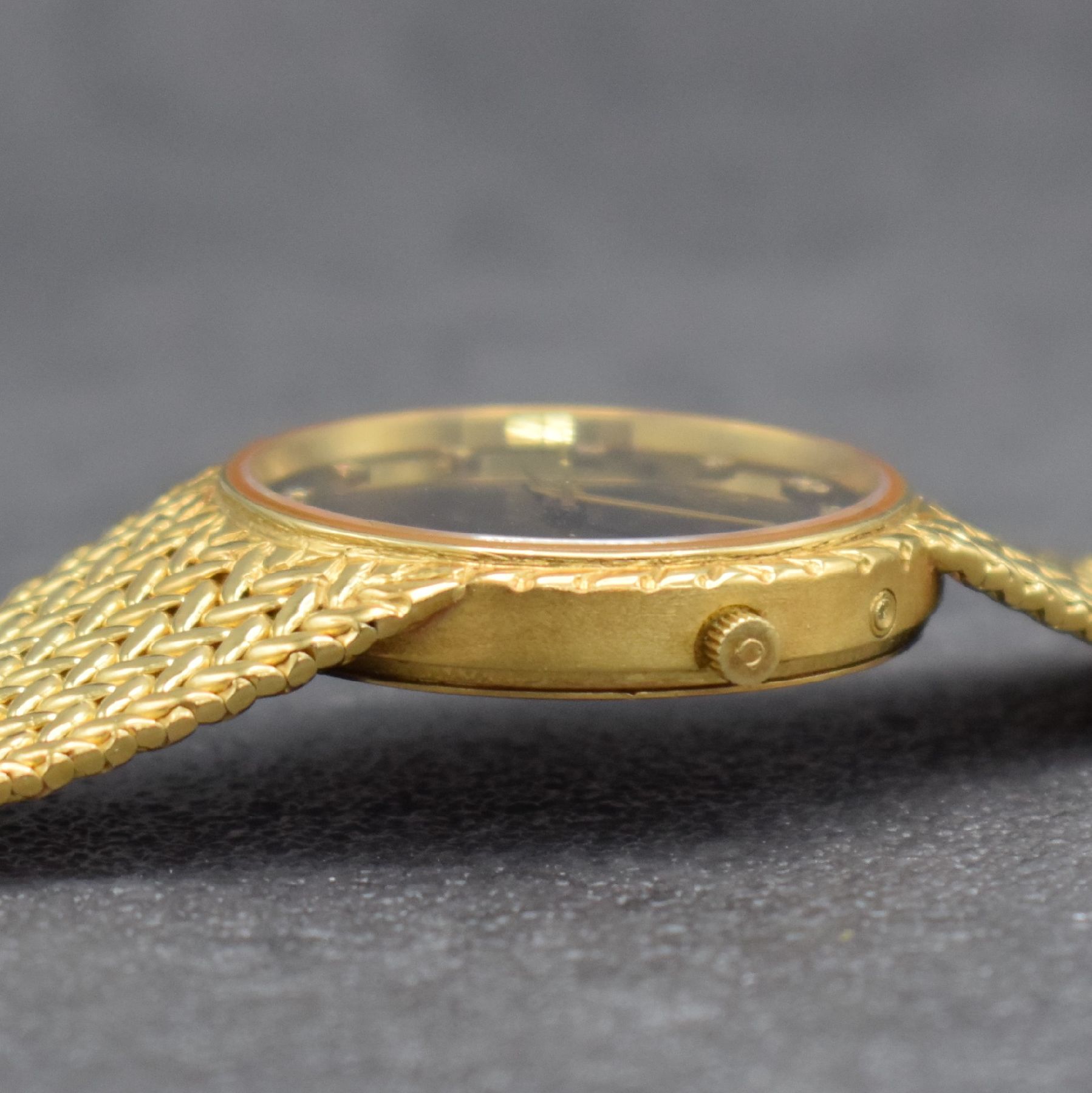 Detail f: OMEGA Herrenarmbanduhr in GG 750/000 Referenz 196 7353, Schweiz um 1980, quarz, Boden aufgedr., schwarzes Zifferbl. m. aufgel. Diamant-Indizes, Anz. ...