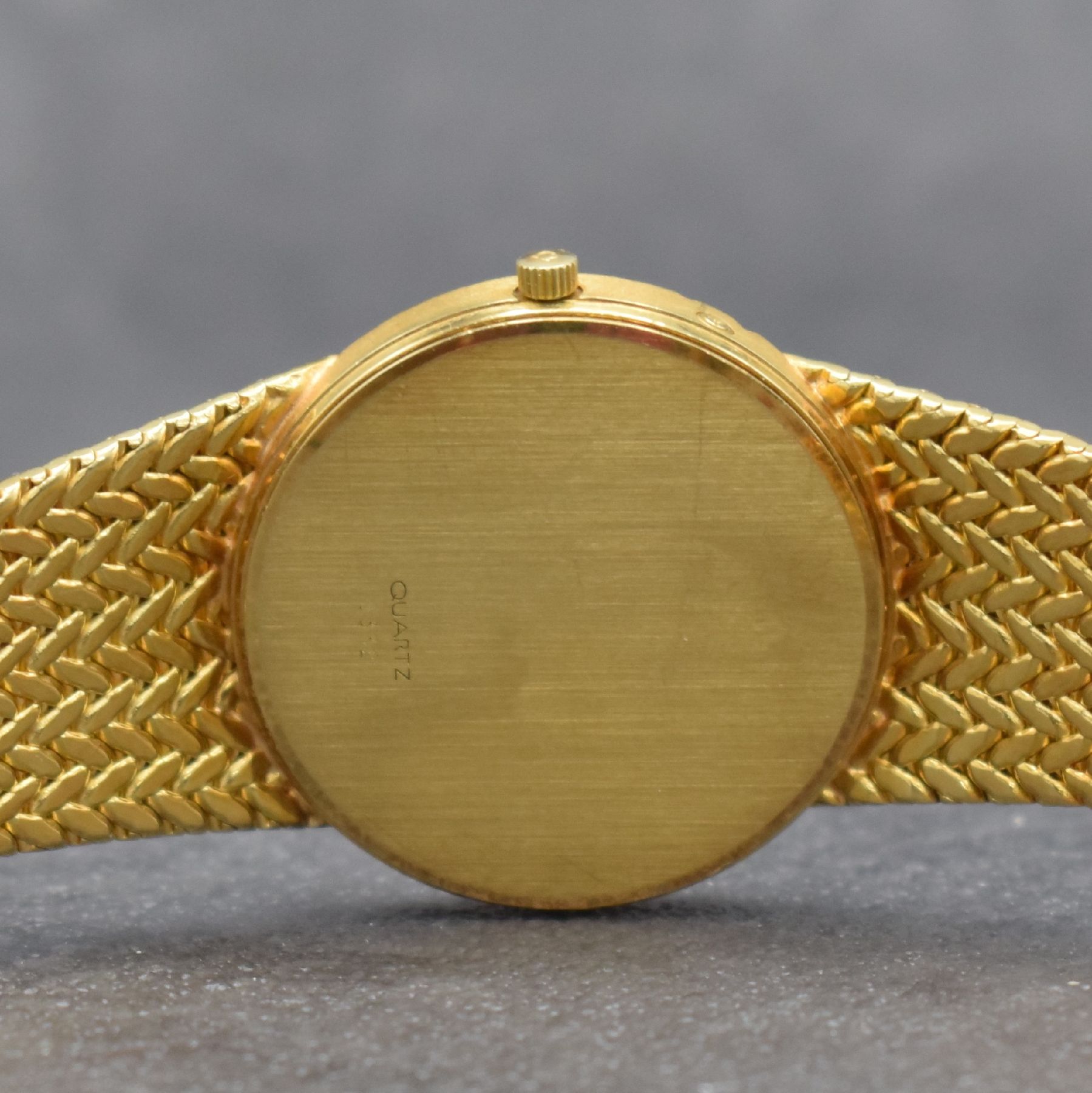 Detail g: OMEGA Herrenarmbanduhr in GG 750/000 Referenz 196 7353, Schweiz um 1980, quarz, Boden aufgedr., schwarzes Zifferbl. m. aufgel. Diamant-Indizes, Anz. ...