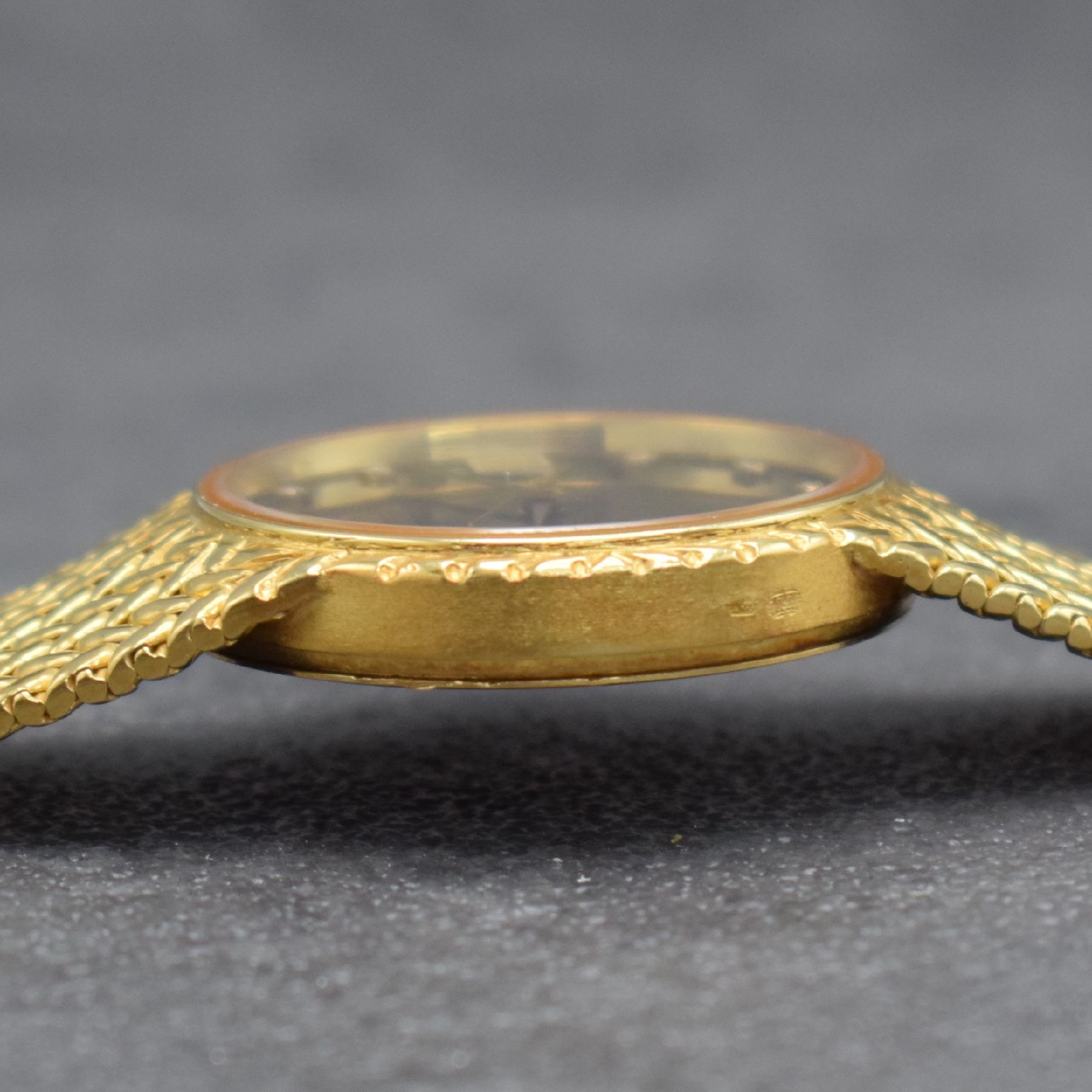 Detail h: OMEGA Herrenarmbanduhr in GG 750/000 Referenz 196 7353, Schweiz um 1980, quarz, Boden aufgedr., schwarzes Zifferbl. m. aufgel. Diamant-Indizes, Anz. ...