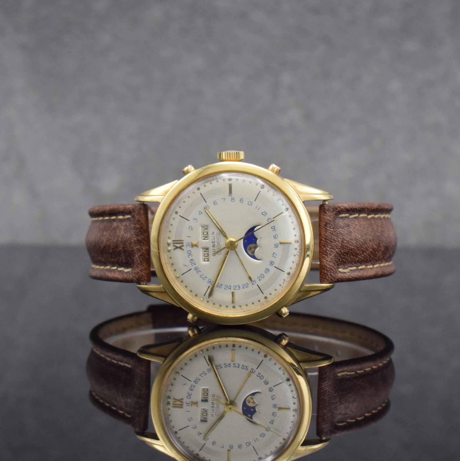 GÜBELIN Herrenarmbanduhr Ipso Matic mit in GG 750/000 mit Vollkalender, Automatik, Schweiz um 1950, 3-teil. Geh., Boden verschr., Lünette aufgedr., ...