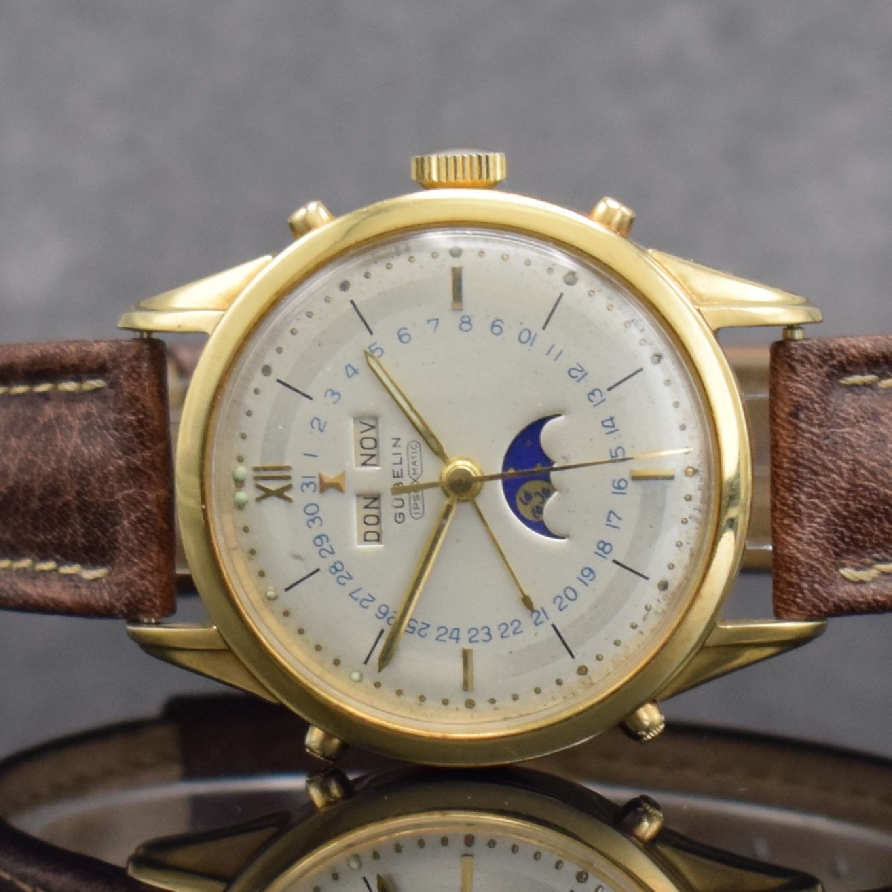 Detail a: GÜBELIN Herrenarmbanduhr Ipso Matic mit in GG 750/000 mit Vollkalender, Automatik, Schweiz um 1950, 3-teil. Geh., Boden verschr., Lünette aufgedr., ...