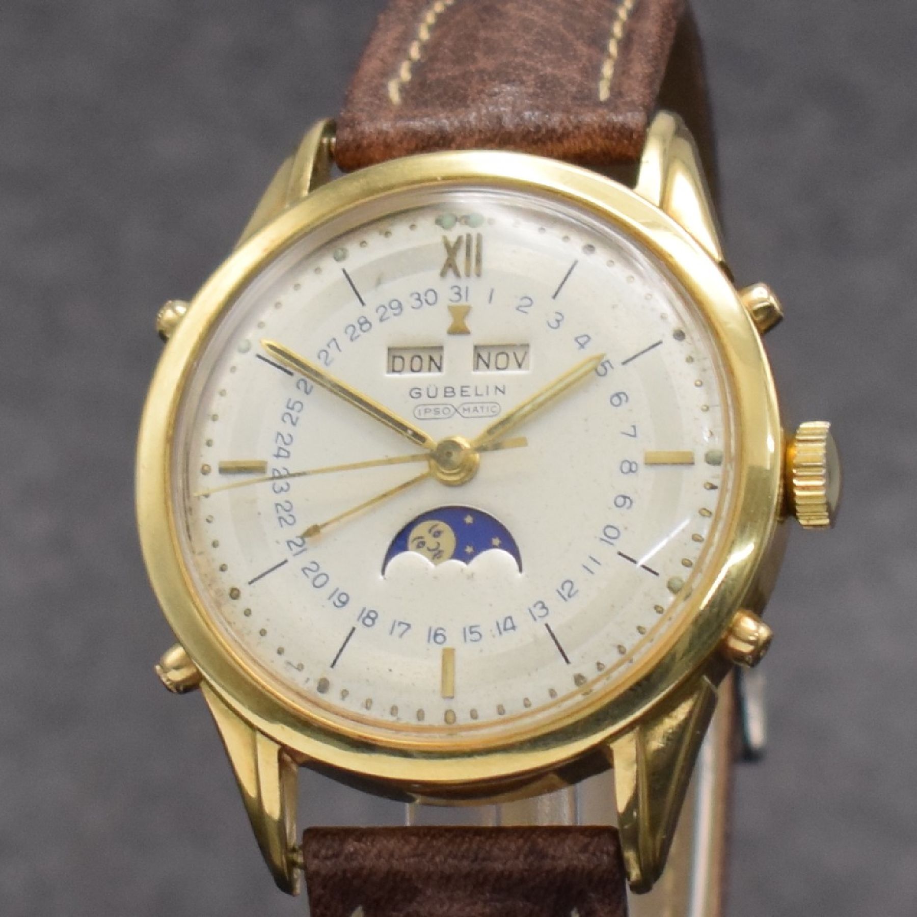 Detail c: GÜBELIN Herrenarmbanduhr Ipso Matic mit in GG 750/000 mit Vollkalender, Automatik, Schweiz um 1950, 3-teil. Geh., Boden verschr., Lünette aufgedr., ...
