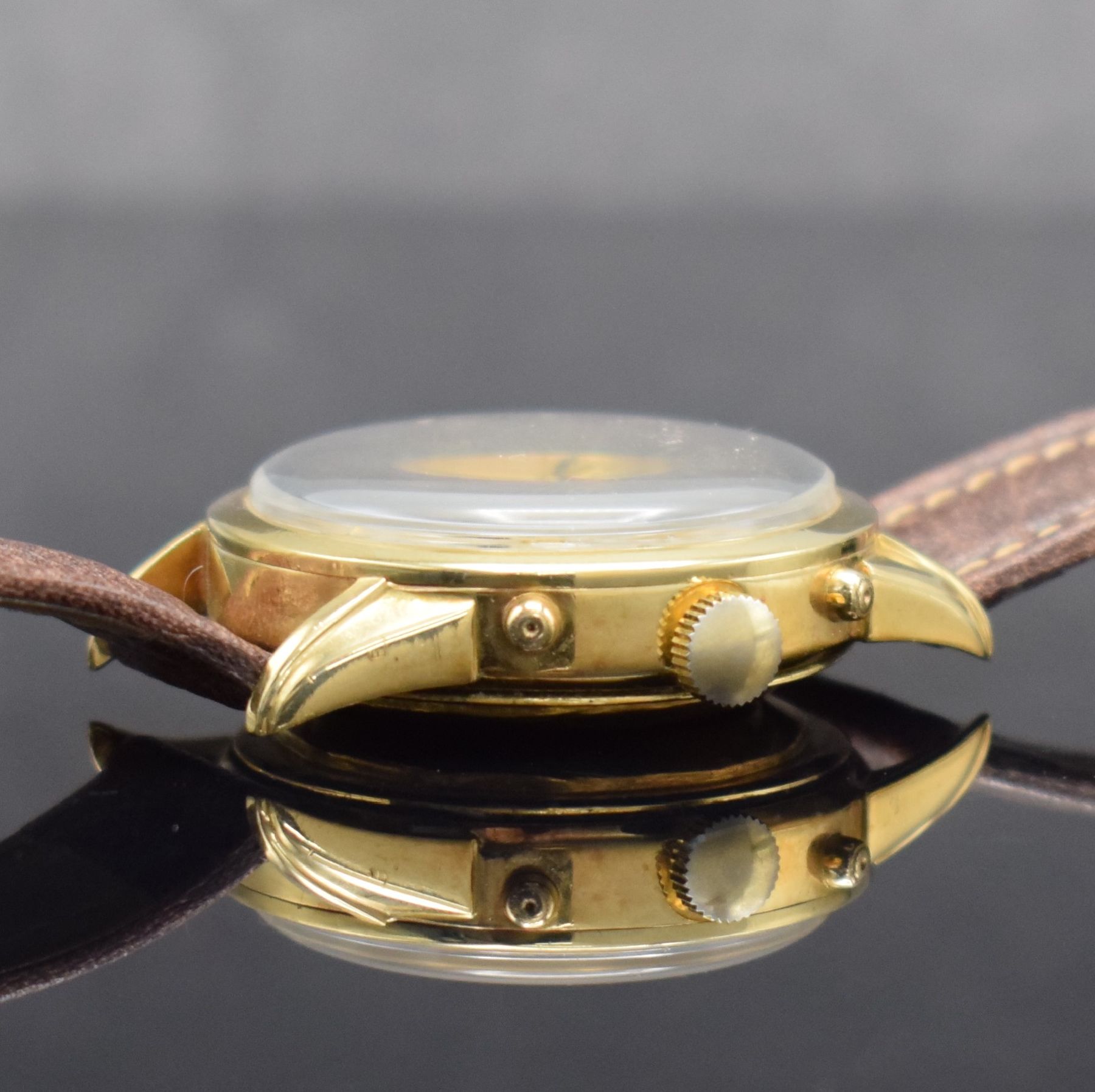 Detail d: GÜBELIN Herrenarmbanduhr Ipso Matic mit in GG 750/000 mit Vollkalender, Automatik, Schweiz um 1950, 3-teil. Geh., Boden verschr., Lünette aufgedr., ...