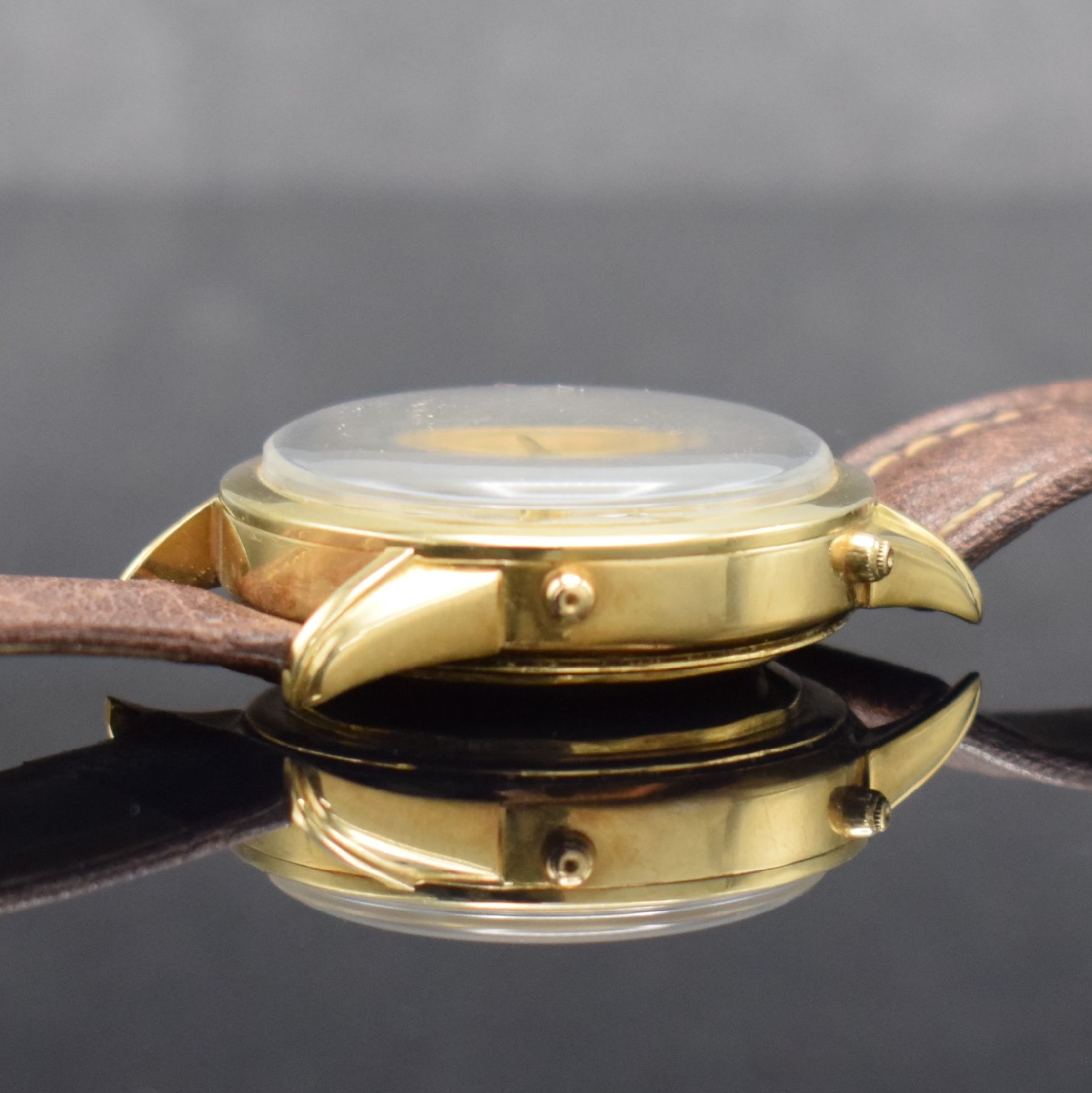 Detail e: GÜBELIN Herrenarmbanduhr Ipso Matic mit in GG 750/000 mit Vollkalender, Automatik, Schweiz um 1950, 3-teil. Geh., Boden verschr., Lünette aufgedr., ...