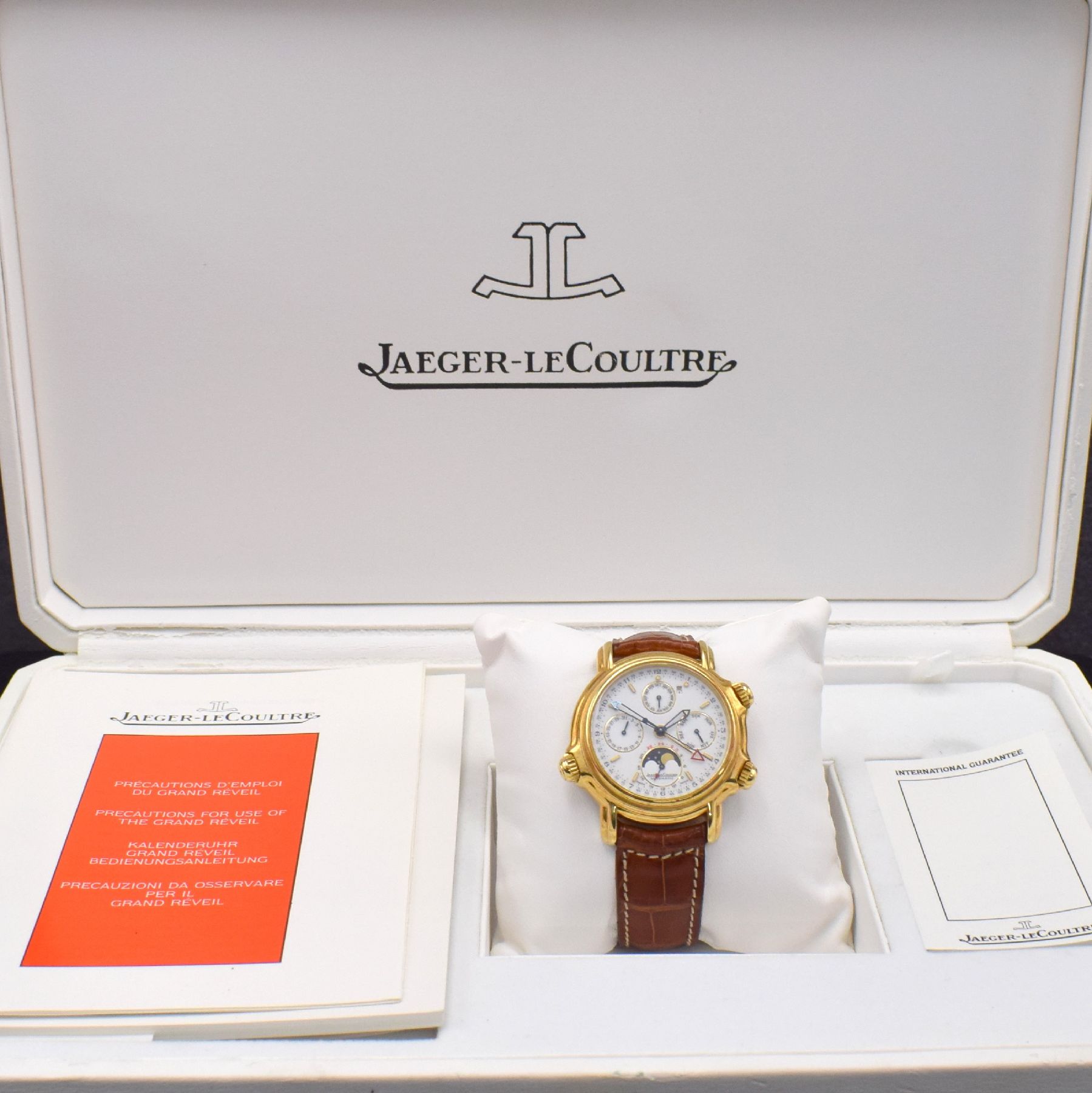 Detail i: Jaeger-LeCoultre astronomische Herrenarmbanduhr Calendrier Perpetual Grand Reveil in GG 750/000 Referenz 180.140.990, Schweiz um 1990, massives ...