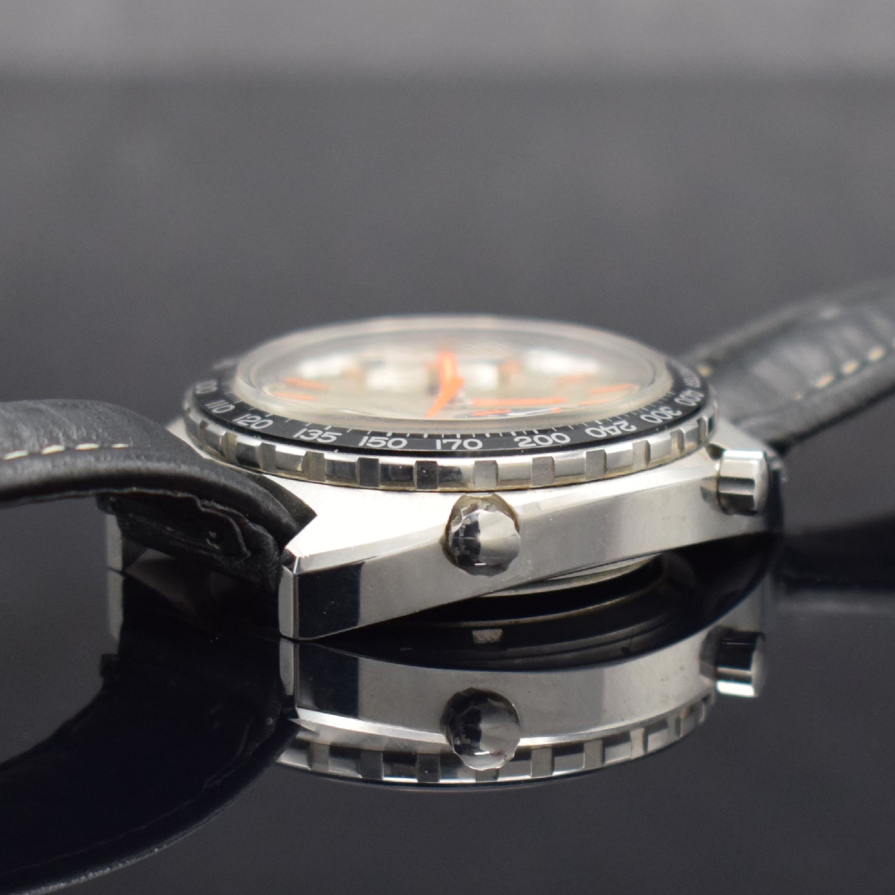 Detail e: HEUER seltene Autatvia "Service Watch 104" Armbanduhr mit Chronograph, Schweiz um 1971, Automatik, Boden mit entsprechender Gravur ...