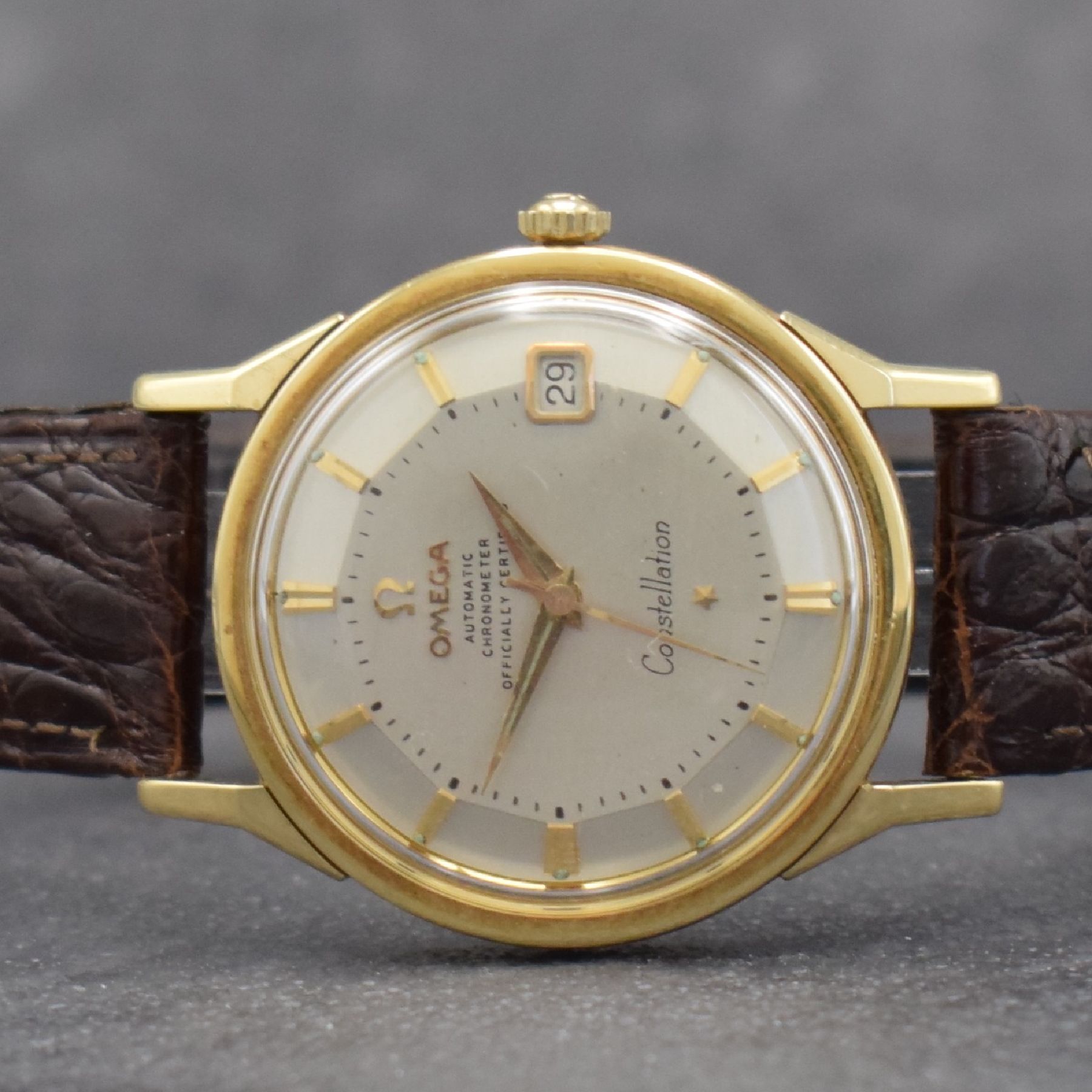 Detail a: OMEGA Constellation Herrenarmbanduhr in GG 585/000 Referenz 14902 SC, Automatik, Schweiz um 1964, Boden m. Darst. Sternwarte verschr., facett. ...