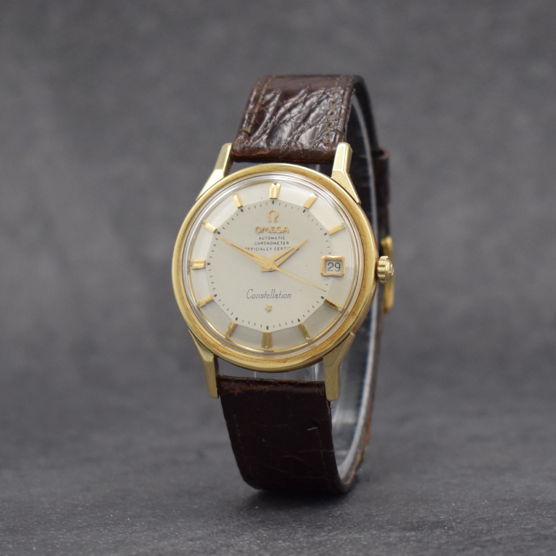 Detail b: OMEGA Constellation Herrenarmbanduhr in GG 585/000 Referenz 14902 SC, Automatik, Schweiz um 1964, Boden m. Darst. Sternwarte verschr., facett. ...