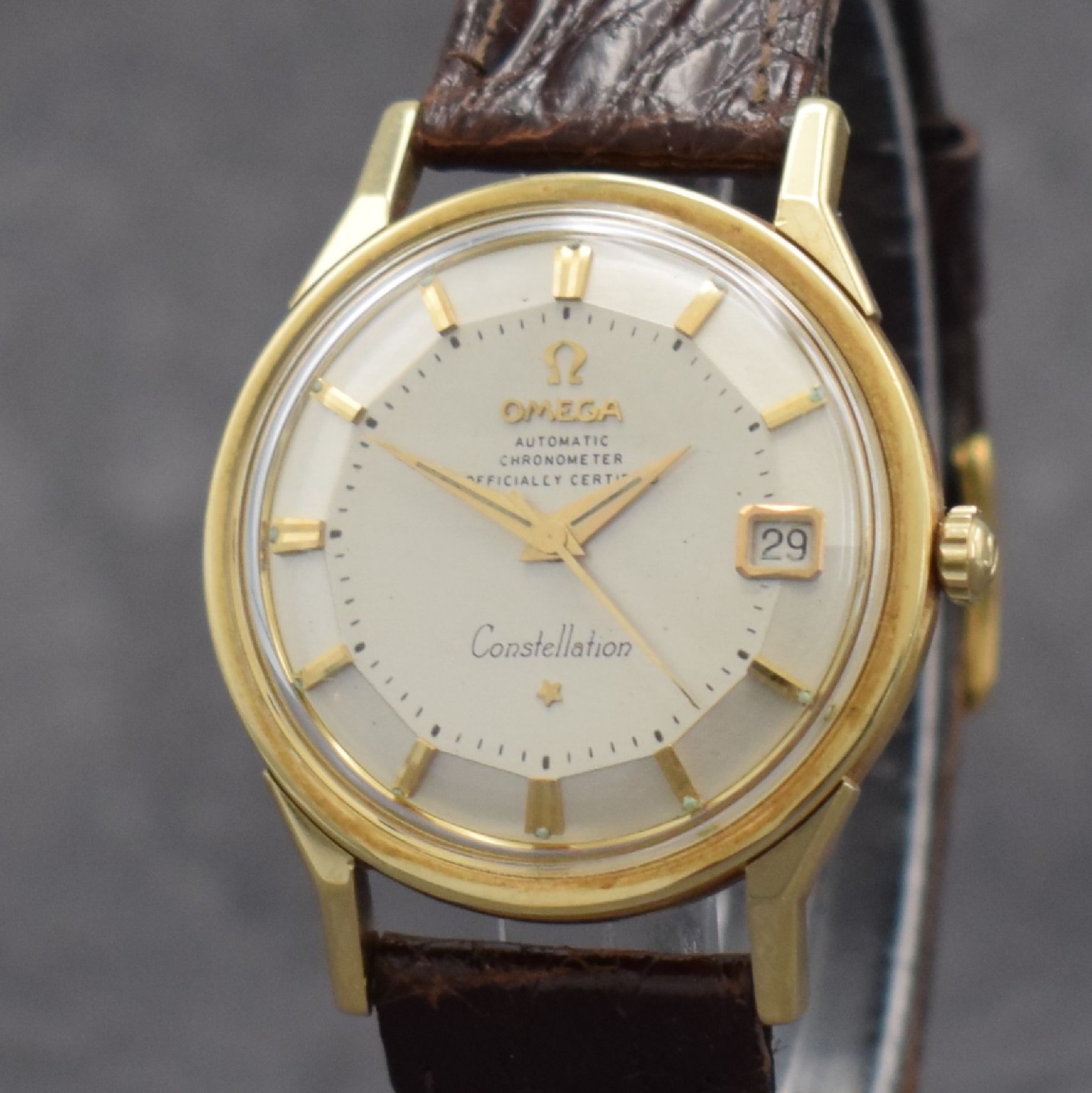 Detail c: OMEGA Constellation Herrenarmbanduhr in GG 585/000 Referenz 14902 SC, Automatik, Schweiz um 1964, Boden m. Darst. Sternwarte verschr., facett. ...