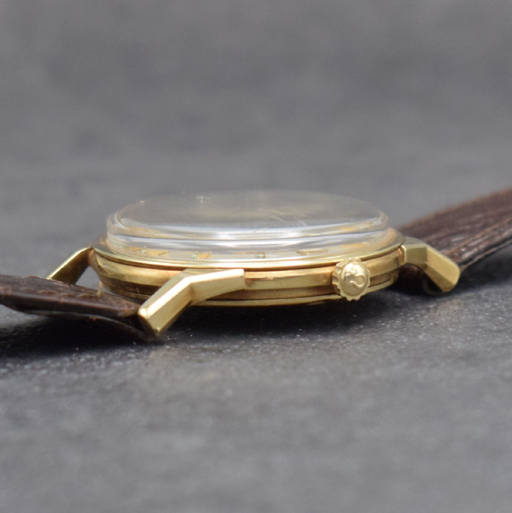 Detail d: OMEGA Constellation Herrenarmbanduhr in GG 585/000 Referenz 14902 SC, Automatik, Schweiz um 1964, Boden m. Darst. Sternwarte verschr., facett. ...