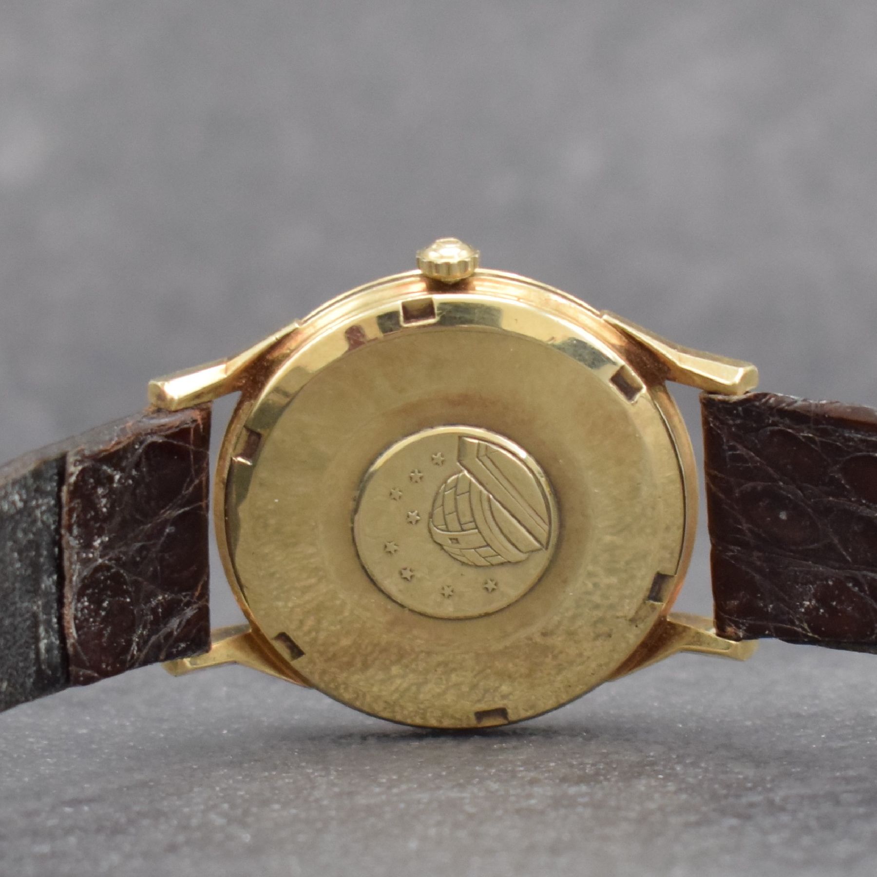 Detail e: OMEGA Constellation Herrenarmbanduhr in GG 585/000 Referenz 14902 SC, Automatik, Schweiz um 1964, Boden m. Darst. Sternwarte verschr., facett. ...