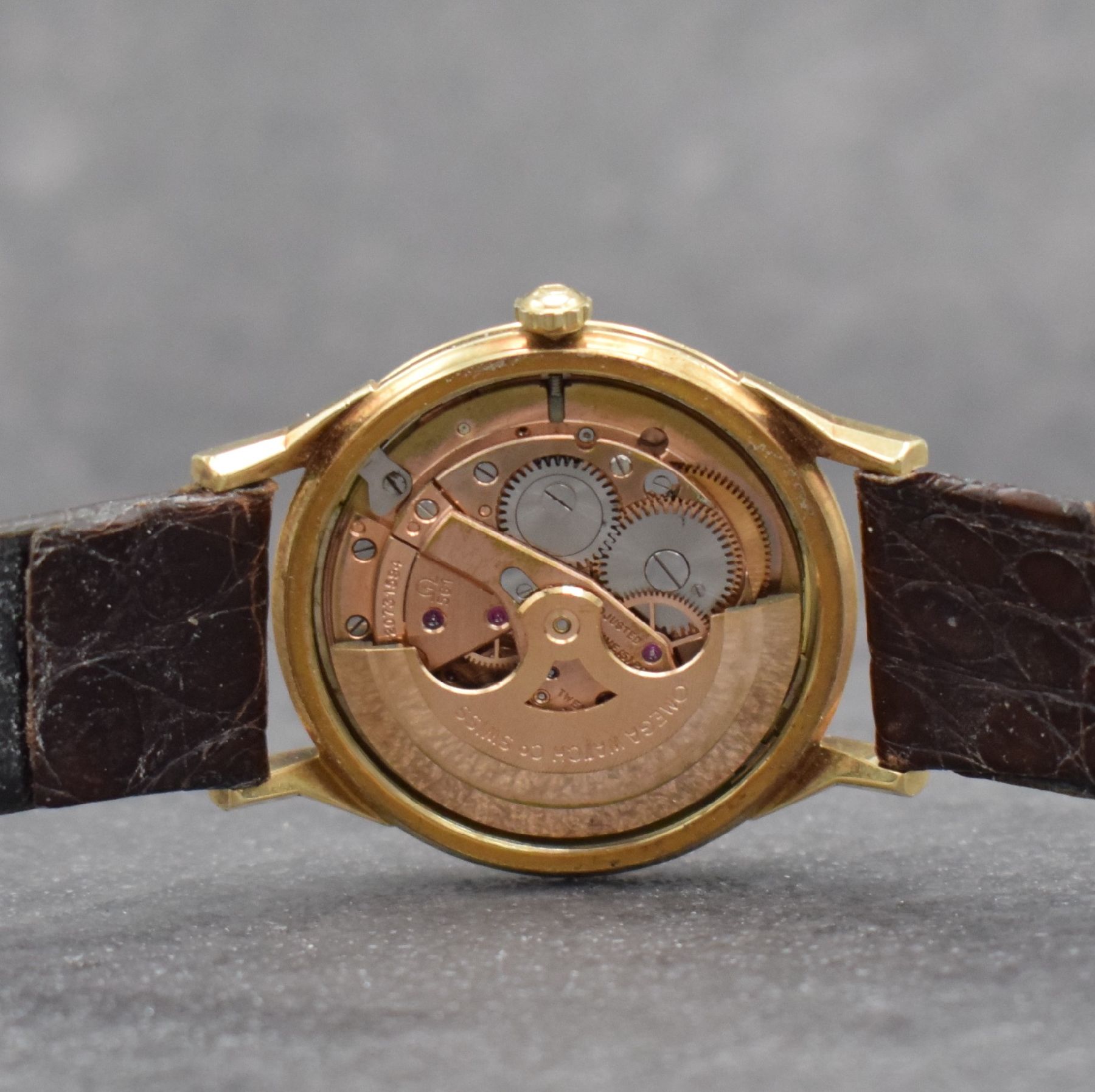 Detail f: OMEGA Constellation Herrenarmbanduhr in GG 585/000 Referenz 14902 SC, Automatik, Schweiz um 1964, Boden m. Darst. Sternwarte verschr., facett. ...