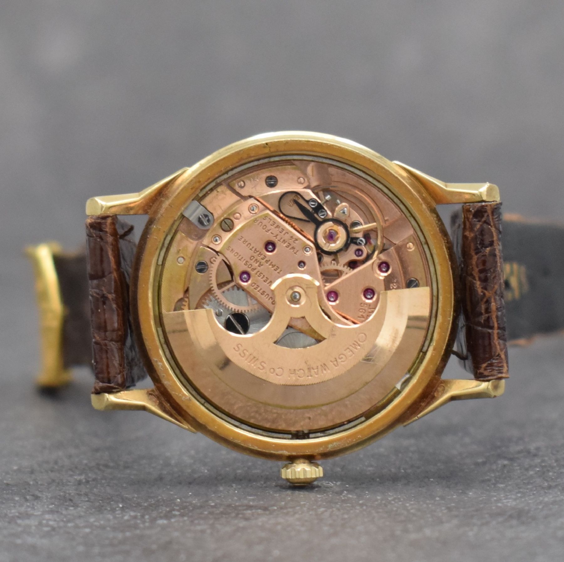 Detail g: OMEGA Constellation Herrenarmbanduhr in GG 585/000 Referenz 14902 SC, Automatik, Schweiz um 1964, Boden m. Darst. Sternwarte verschr., facett. ...