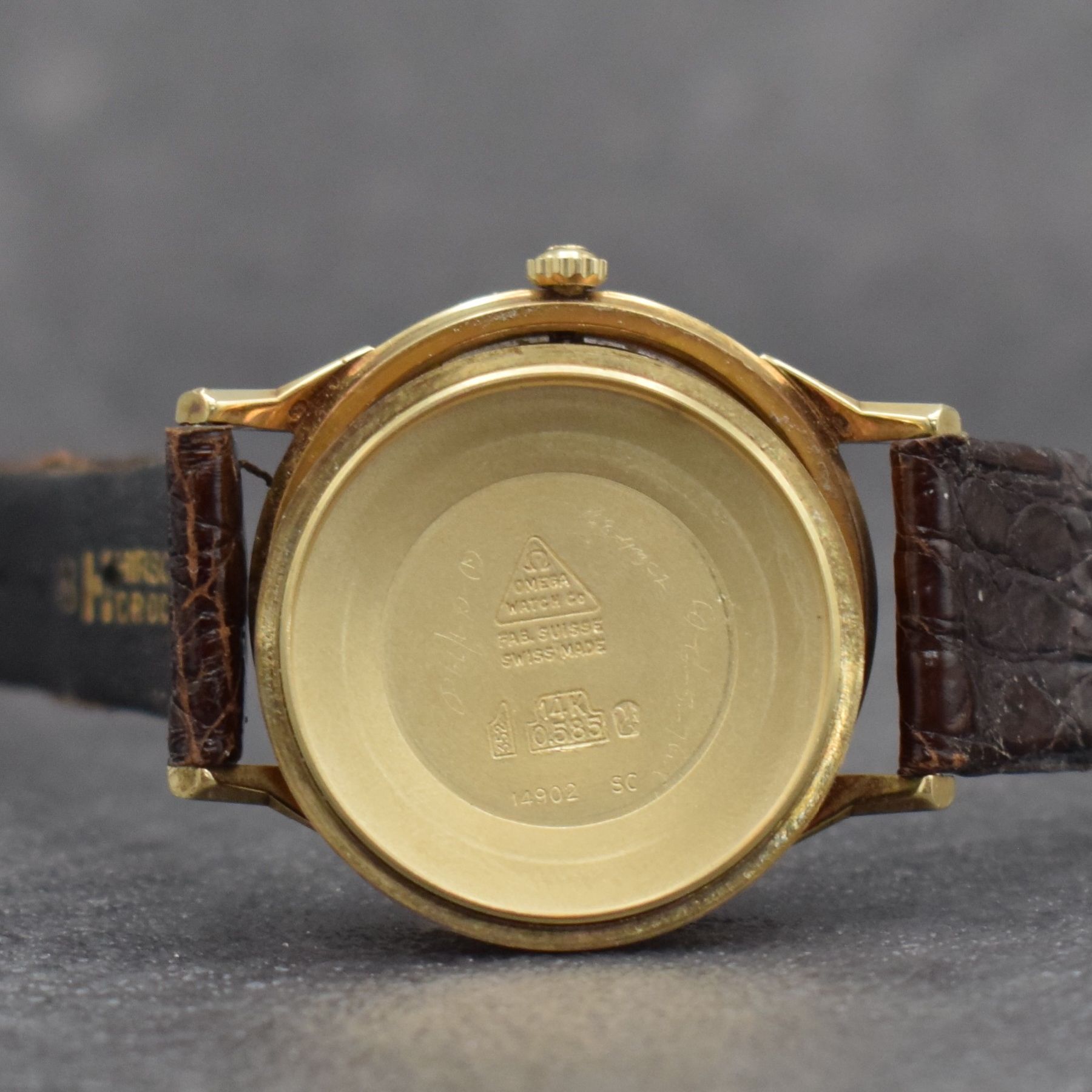 Detail h: OMEGA Constellation Herrenarmbanduhr in GG 585/000 Referenz 14902 SC, Automatik, Schweiz um 1964, Boden m. Darst. Sternwarte verschr., facett. ...