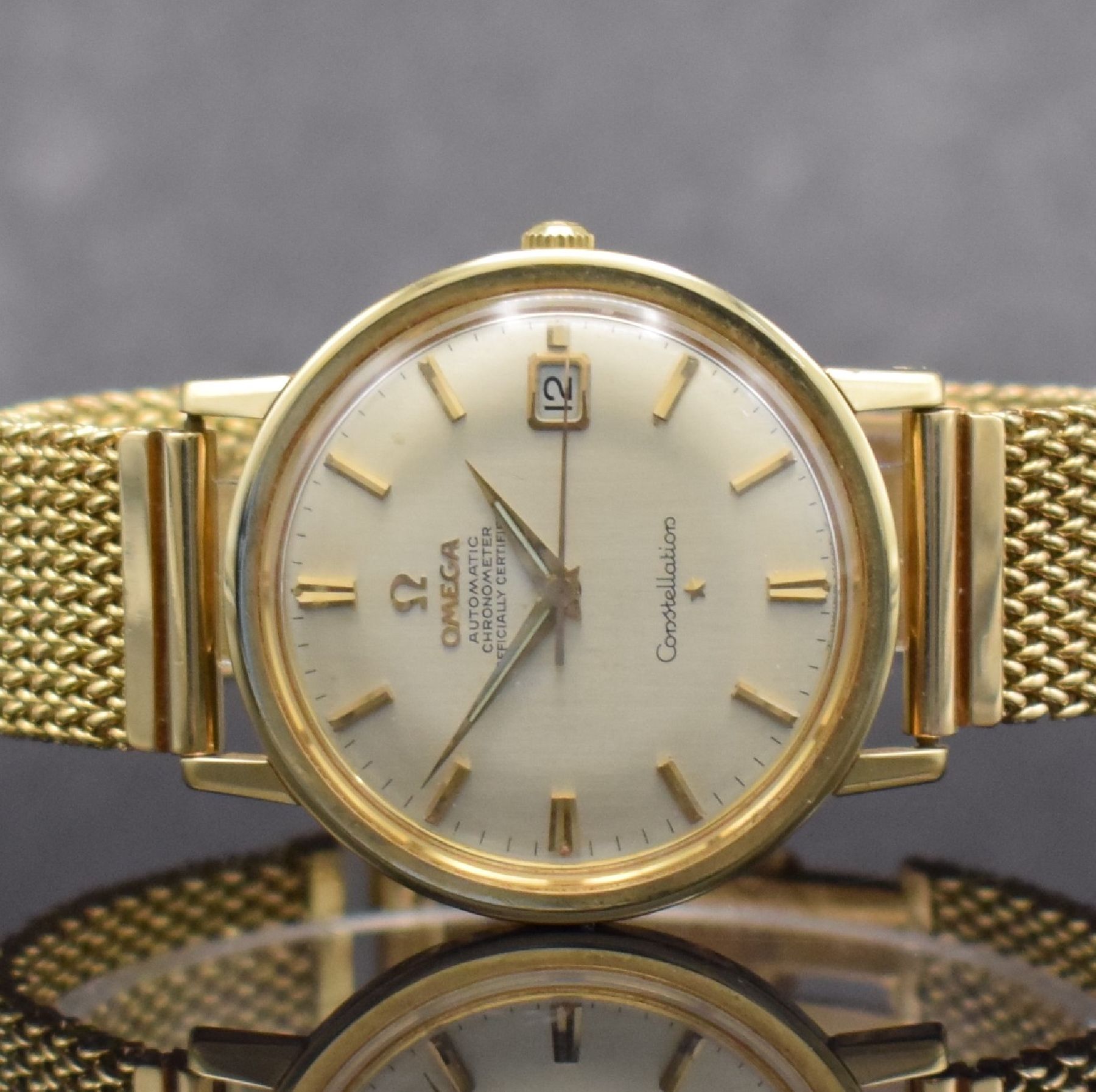 Detail a: OMEGA Constellation Chronometer in GG 585/000 Referenz 168004/14, Automatik, Schweiz um 1967, verschr. Boden m. Darst. Sternwarte, silb. Zifferbl. m. ...