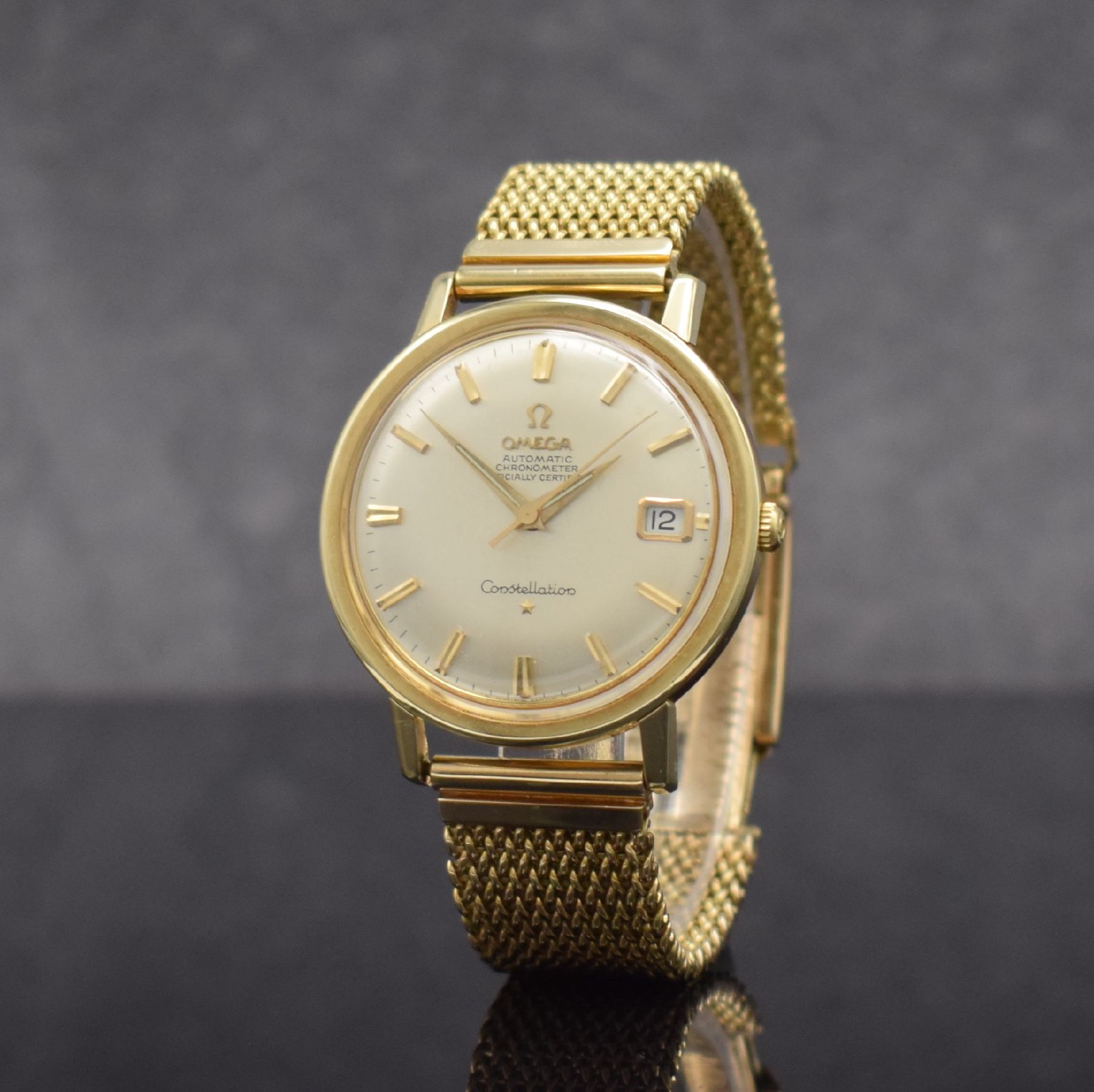 Detail b: OMEGA Constellation Chronometer in GG 585/000 Referenz 168004/14, Automatik, Schweiz um 1967, verschr. Boden m. Darst. Sternwarte, silb. Zifferbl. m. ...