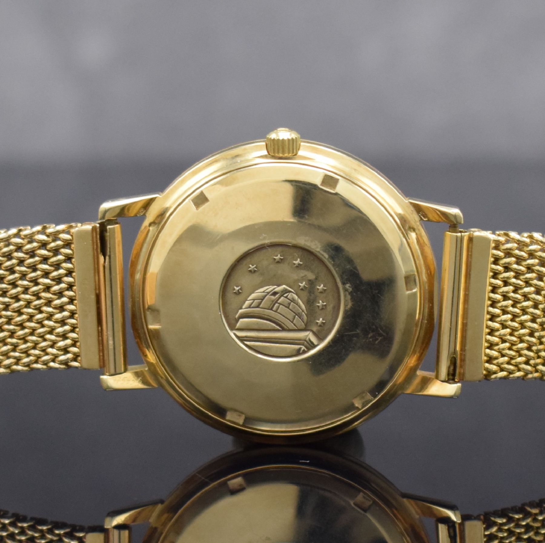 Detail e: OMEGA Constellation Chronometer in GG 585/000 Referenz 168004/14, Automatik, Schweiz um 1967, verschr. Boden m. Darst. Sternwarte, silb. Zifferbl. m. ...