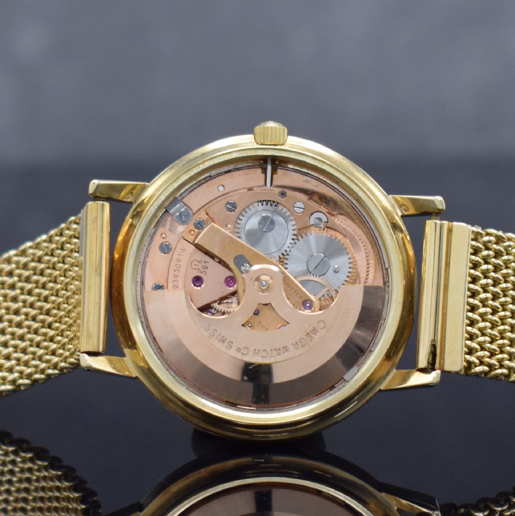 Detail f: OMEGA Constellation Chronometer in GG 585/000 Referenz 168004/14, Automatik, Schweiz um 1967, verschr. Boden m. Darst. Sternwarte, silb. Zifferbl. m. ...
