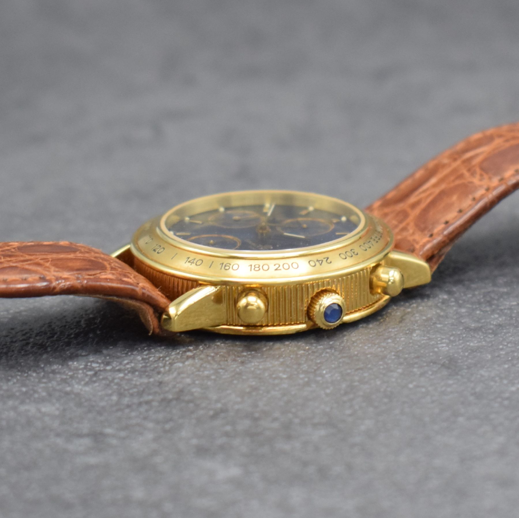 Detail e: BAUME & MERCIER Armbandchronograph in GG 750/000 Referenz 86105, Schweiz 1990er Jahre, 3-teil. Geh., orig. Lederband m. verg. orig. Dornschl., Boden ...
