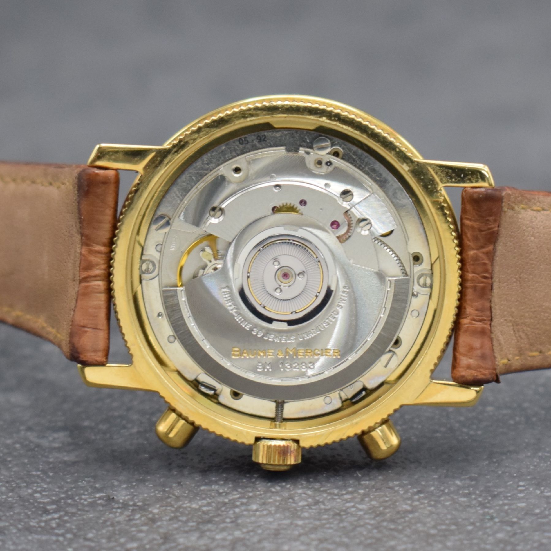 Detail h: BAUME & MERCIER Armbandchronograph in GG 750/000 Referenz 86105, Schweiz 1990er Jahre, 3-teil. Geh., orig. Lederband m. verg. orig. Dornschl., Boden ...