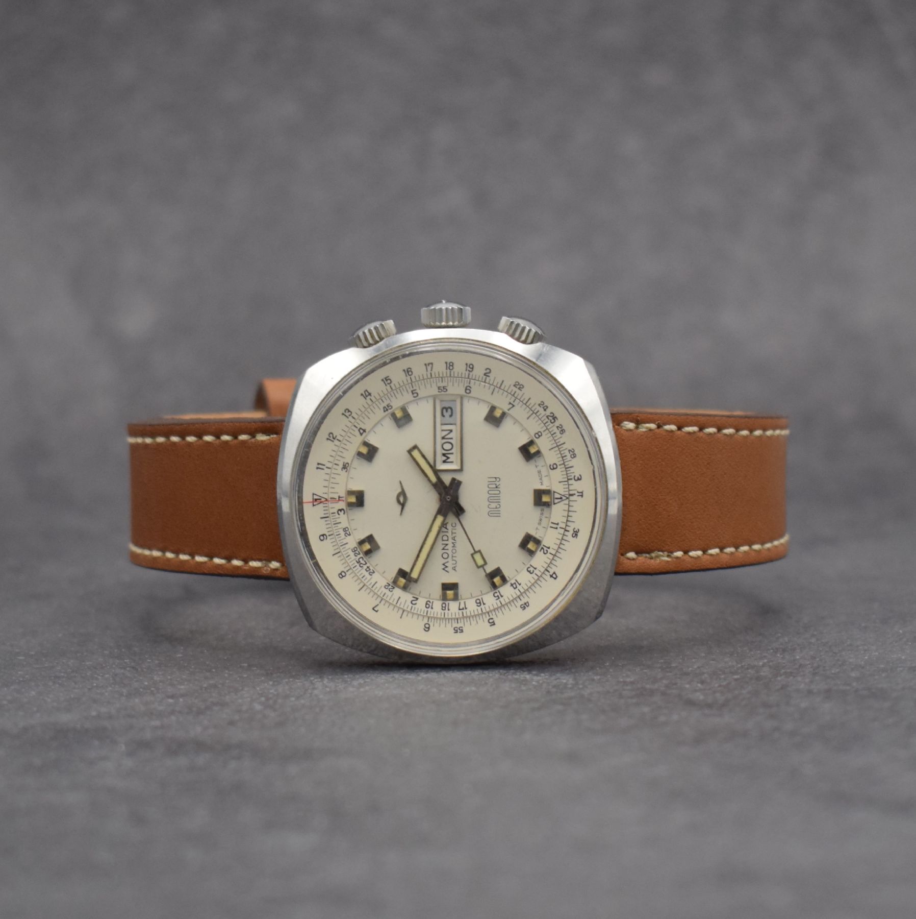 MONDIA seltene Herrenarmbanduhr mit Rechenschieber und rückseitiger Weltzeit in Stahl, Schweiz um 1965, Automatik, verschr. Geh., im Boden ...