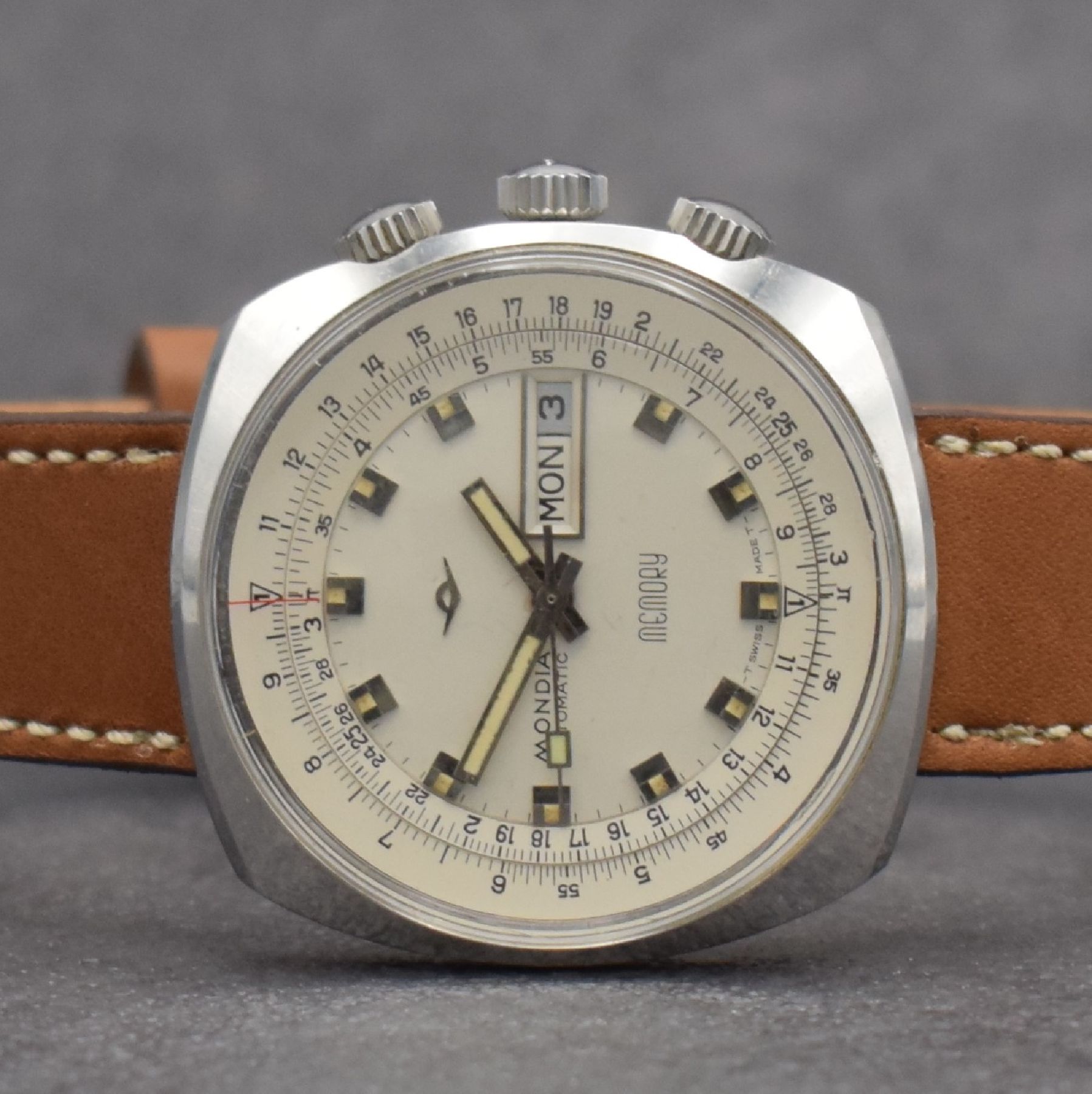 Detail a: MONDIA seltene Herrenarmbanduhr mit Rechenschieber und rückseitiger Weltzeit in Stahl, Schweiz um 1965, Automatik, verschr. Geh., im Boden ...