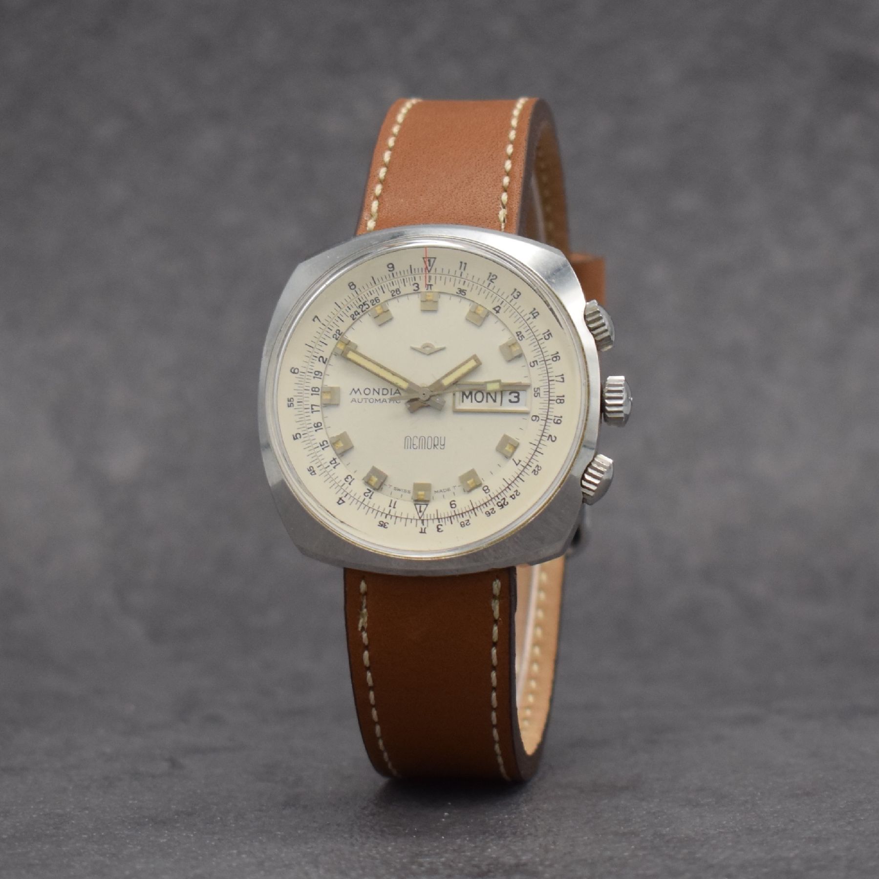 Detail b: MONDIA seltene Herrenarmbanduhr mit Rechenschieber und rückseitiger Weltzeit in Stahl, Schweiz um 1965, Automatik, verschr. Geh., im Boden ...