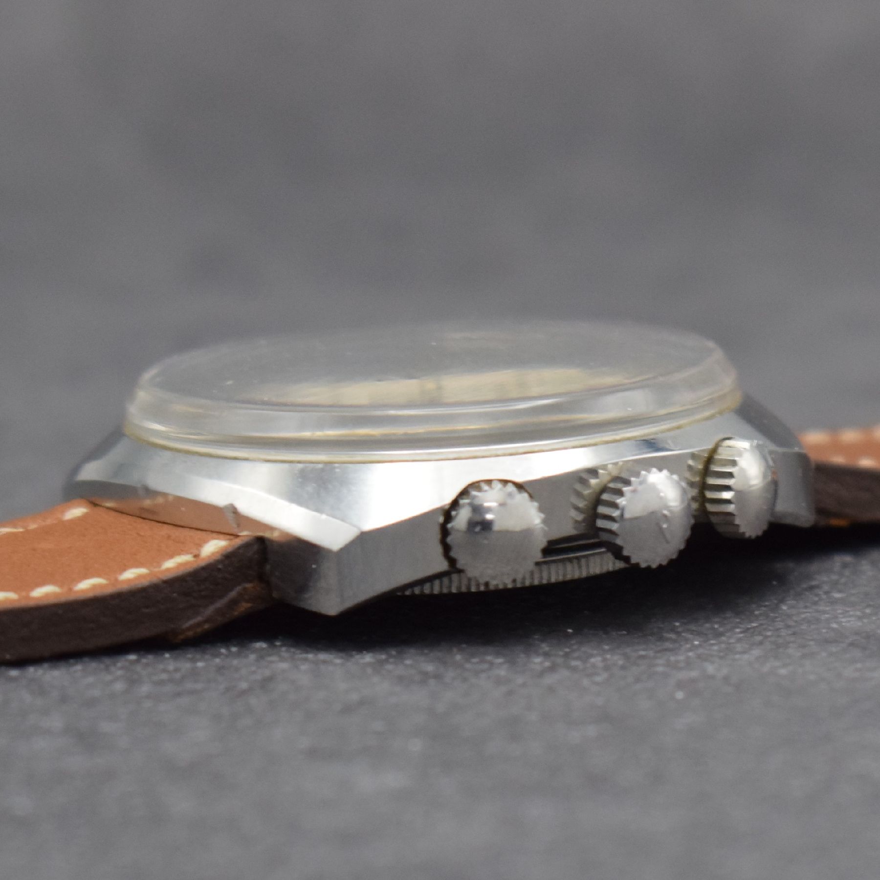 Detail d: MONDIA seltene Herrenarmbanduhr mit Rechenschieber und rückseitiger Weltzeit in Stahl, Schweiz um 1965, Automatik, verschr. Geh., im Boden ...