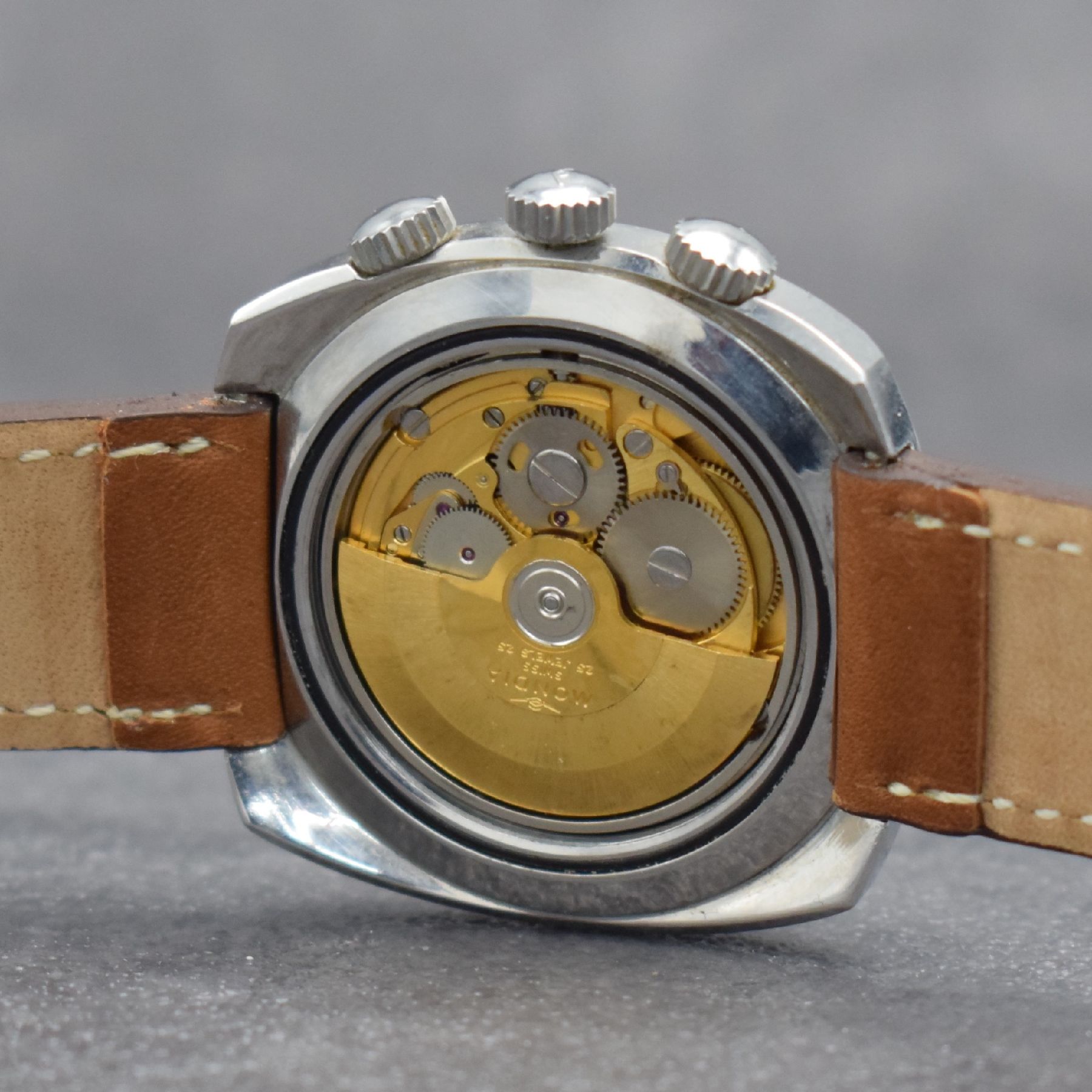 Detail f: MONDIA seltene Herrenarmbanduhr mit Rechenschieber und rückseitiger Weltzeit in Stahl, Schweiz um 1965, Automatik, verschr. Geh., im Boden ...