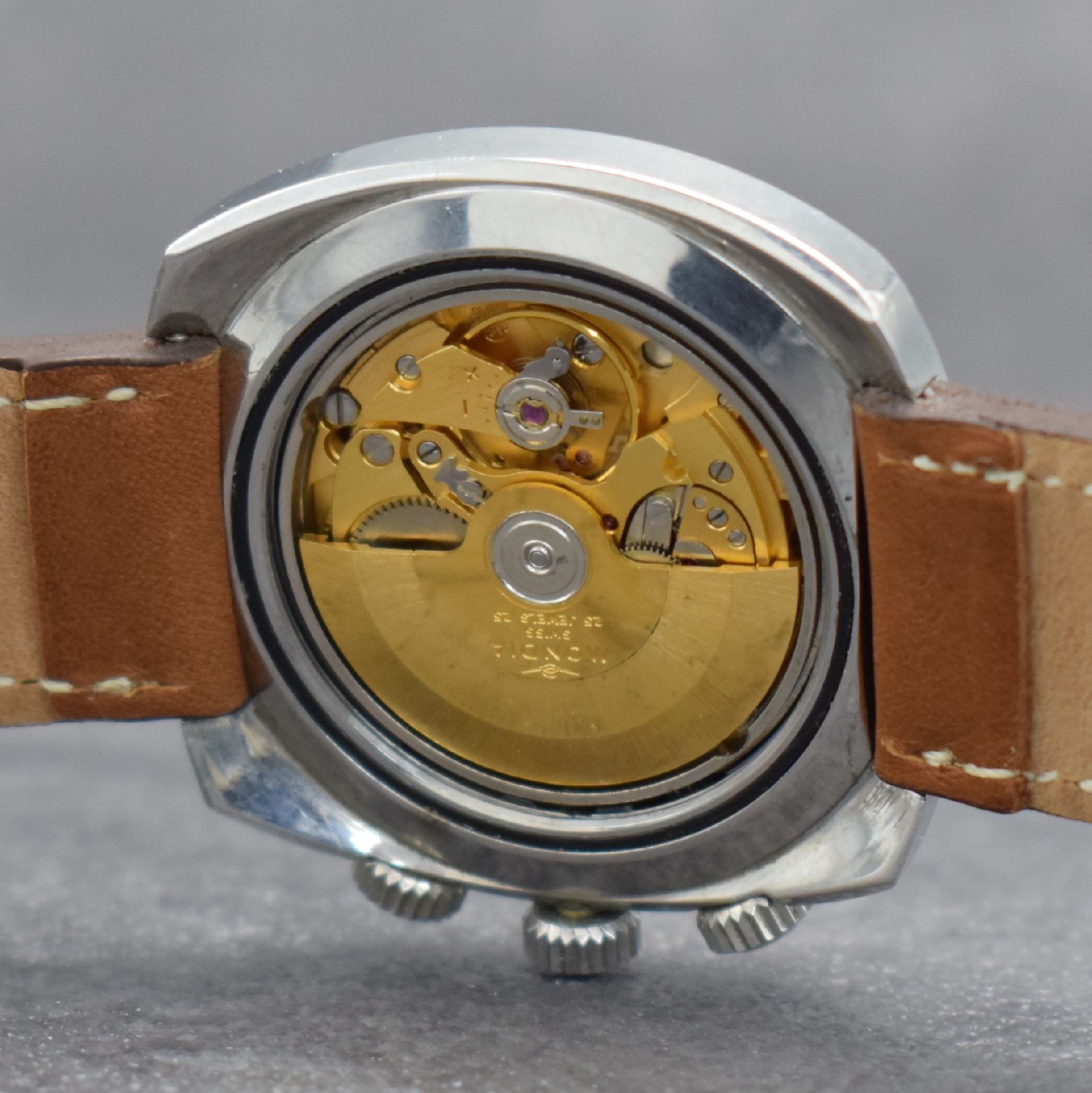 Detail g: MONDIA seltene Herrenarmbanduhr mit Rechenschieber und rückseitiger Weltzeit in Stahl, Schweiz um 1965, Automatik, verschr. Geh., im Boden ...