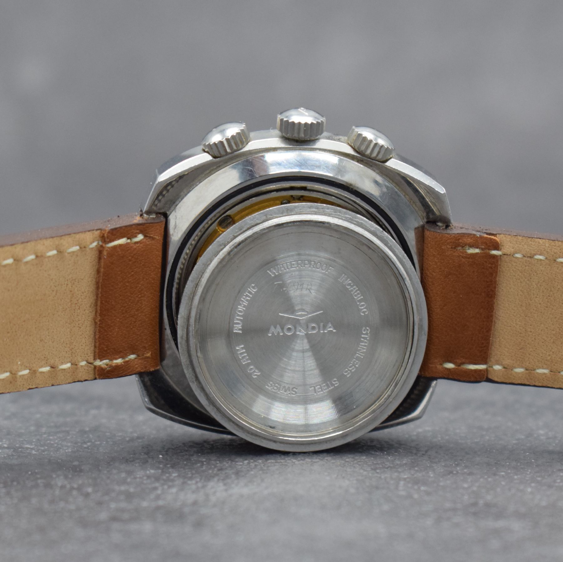 Detail h: MONDIA seltene Herrenarmbanduhr mit Rechenschieber und rückseitiger Weltzeit in Stahl, Schweiz um 1965, Automatik, verschr. Geh., im Boden ...