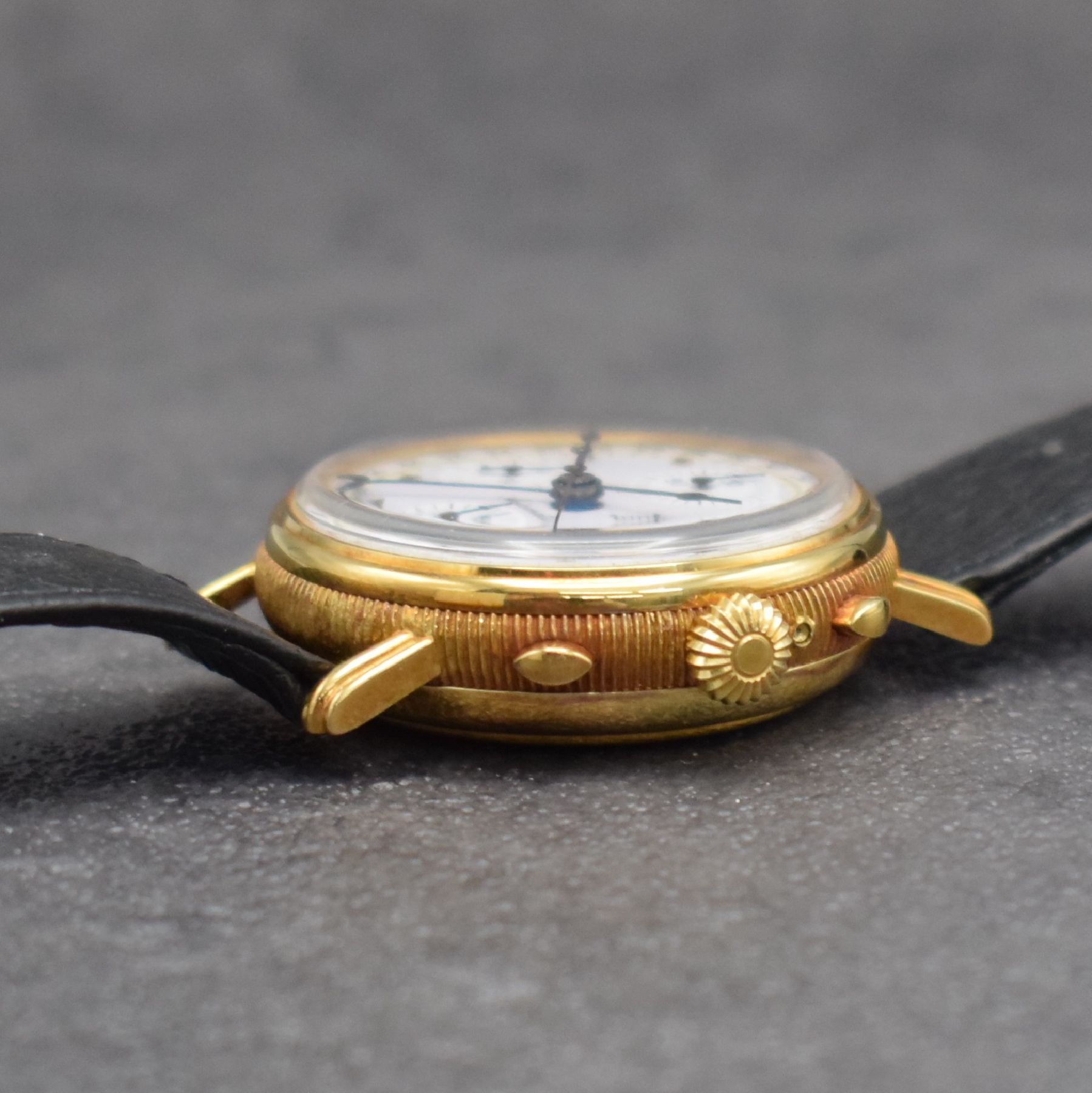 Detail d: AERO WATCH Neuchatel Herrenarmbanduhr mit Chronograph, Mondphase & Datum in GG 750/000, Schweiz um 1990, Handaufzug, 3-teil. Geh., Boden & Glasrand ...